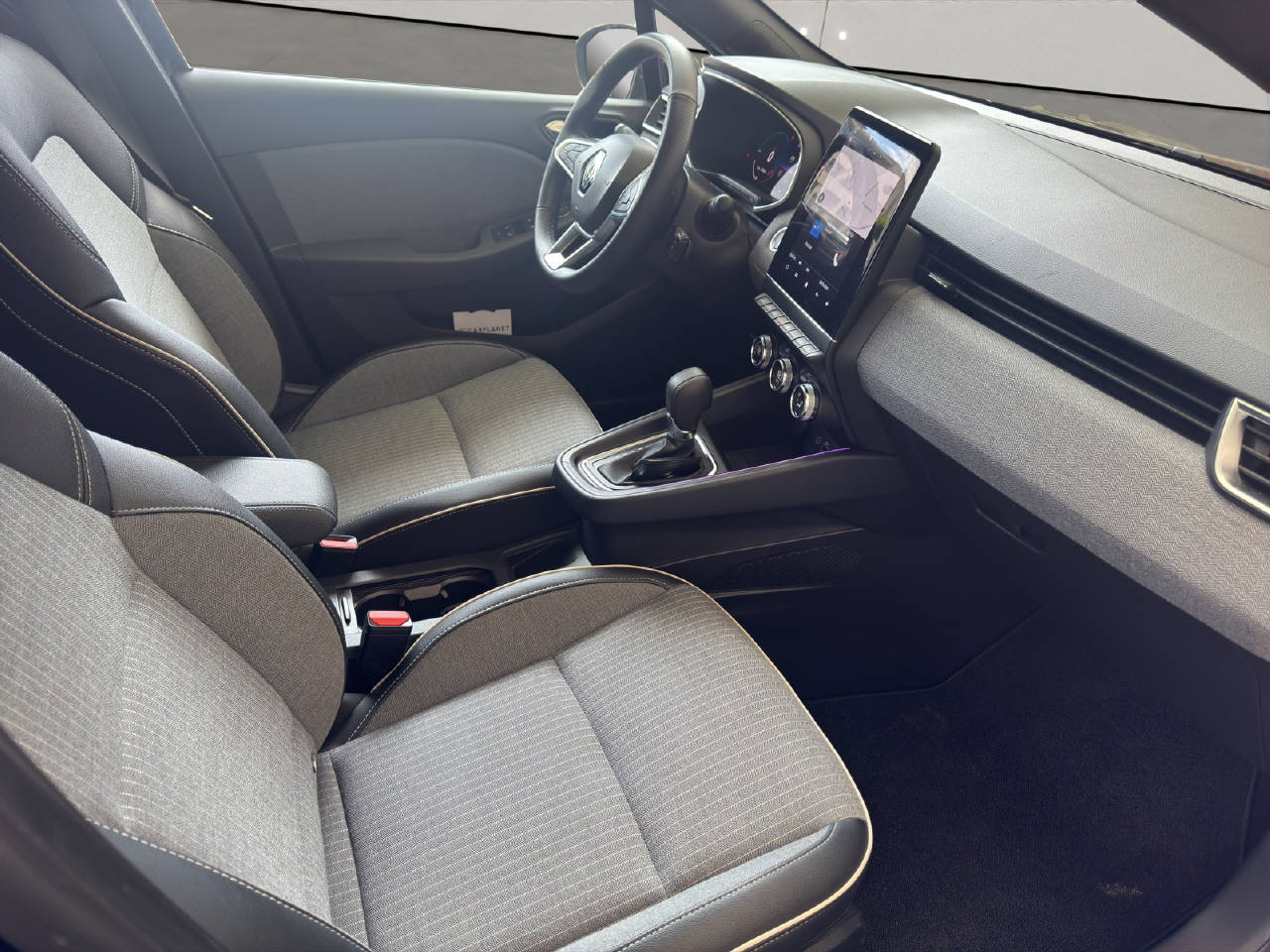 RENAULT Clio 1.6 E-Tech techno-image-9