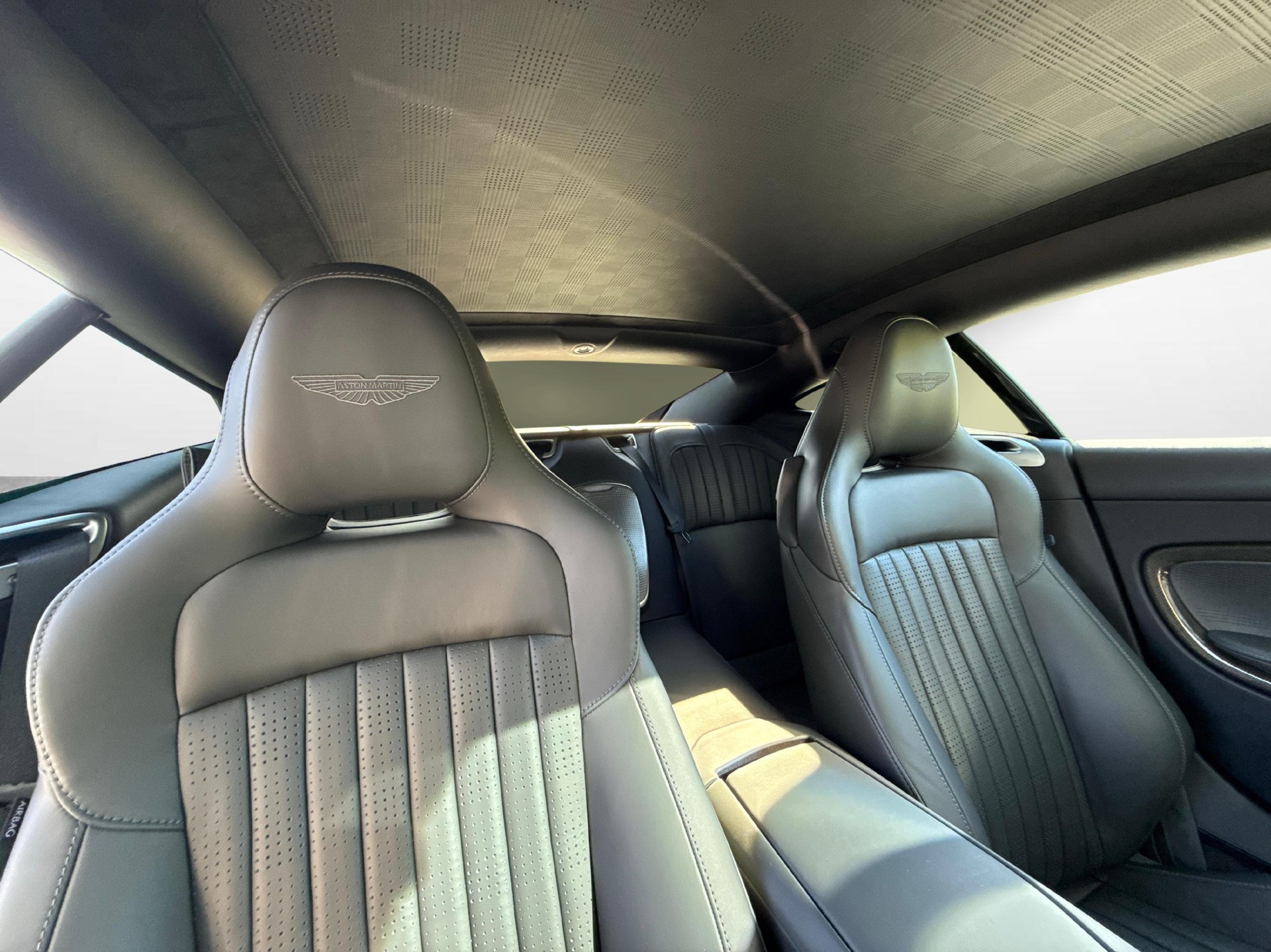 ASTON MARTIN DB12 Coupé 4.0 V8 Bi-Turbo "1 of 60 Goldfinger Edition"-image-10