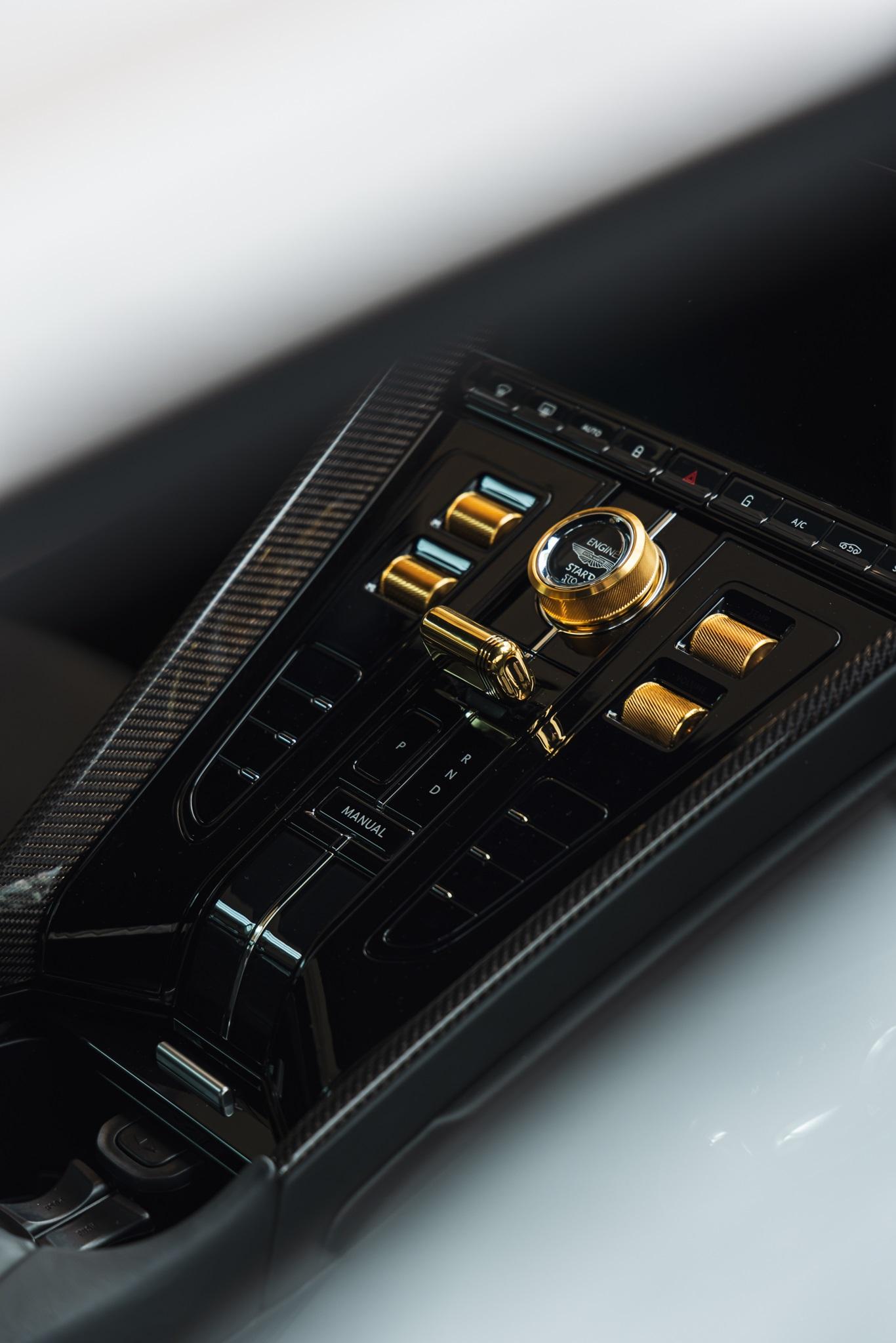 ASTON MARTIN DB12 Coupé 4.0 V8 Bi-Turbo "1 of 60 Goldfinger Edition"-image-23