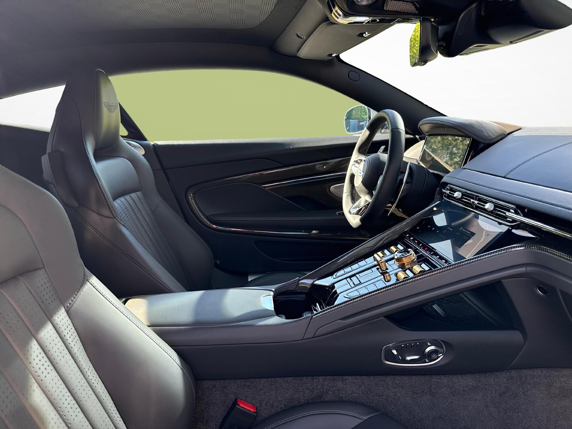 ASTON MARTIN DB12 Coupé 4.0 V8 Bi-Turbo "1 of 60 Goldfinger Edition"-image-9