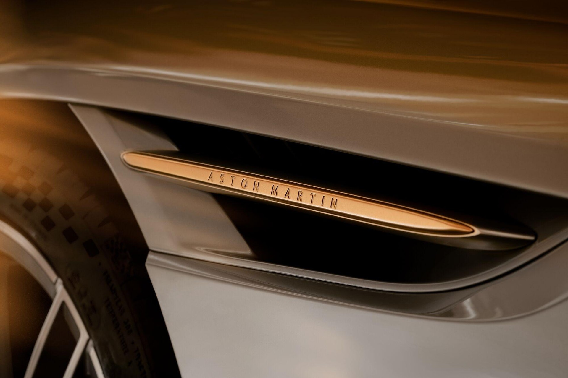 ASTON MARTIN DB12 Coupé 4.0 V8 Bi-Turbo "1 of 60 Goldfinger Edition"-image-26