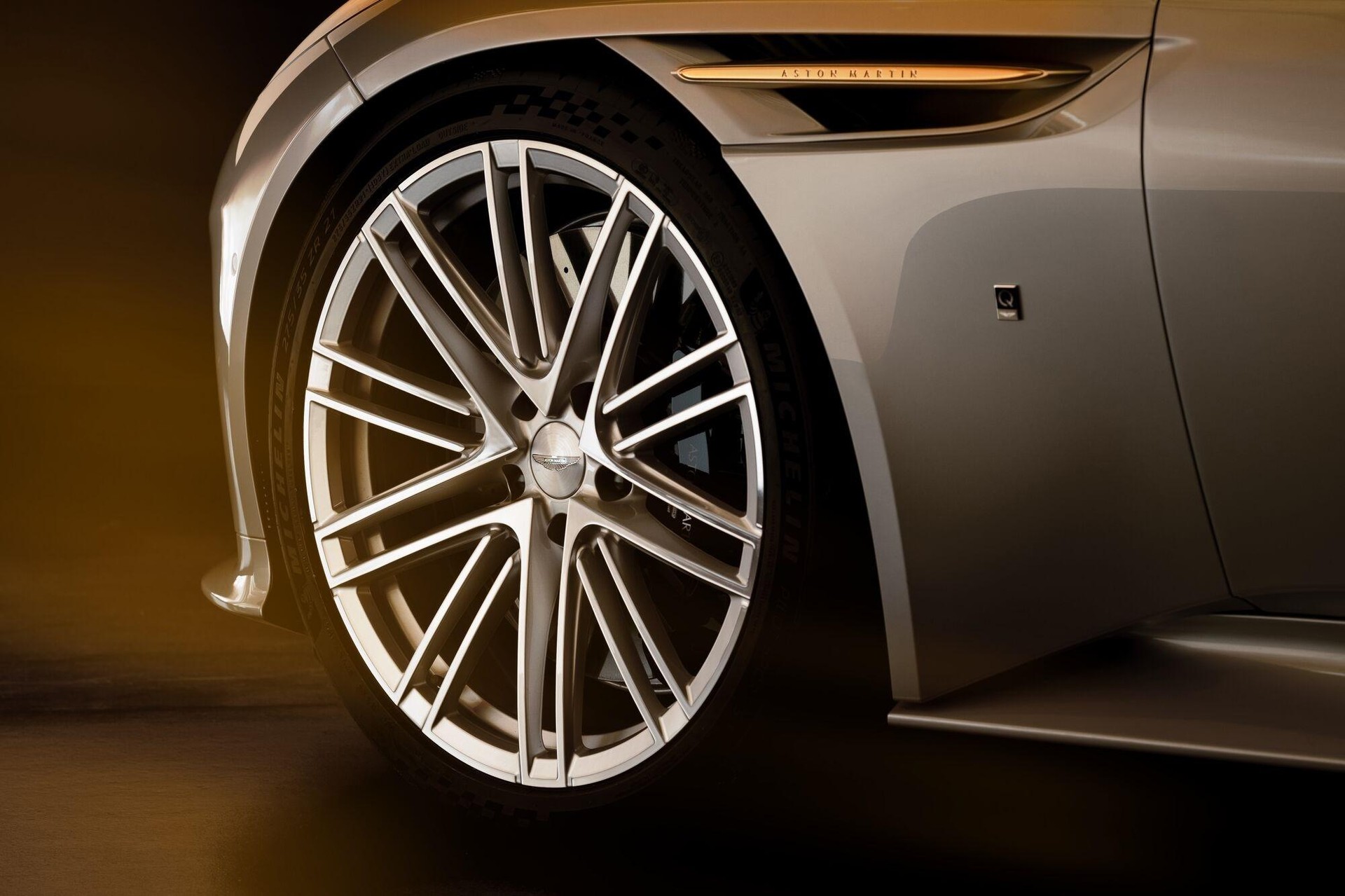 ASTON MARTIN DB12 Coupé 4.0 V8 Bi-Turbo "1 of 60 Goldfinger Edition"-image-13