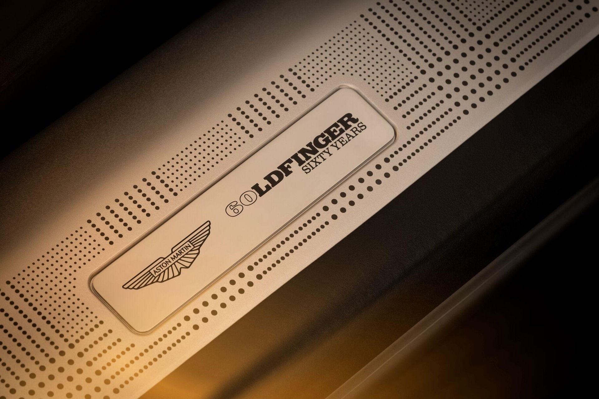 ASTON MARTIN DB12 Coupé 4.0 V8 Bi-Turbo "1 of 60 Goldfinger Edition"-image-15