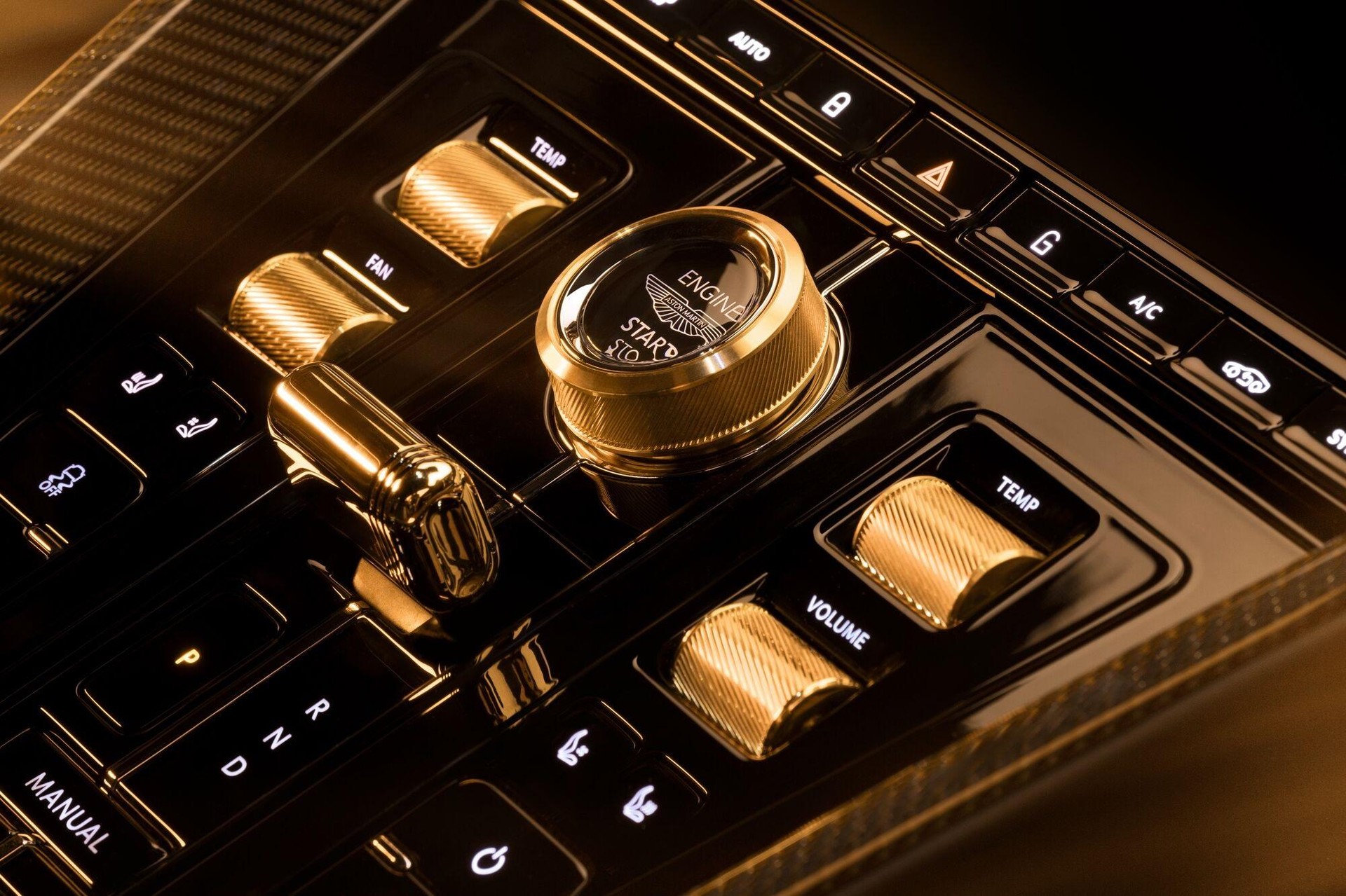 ASTON MARTIN DB12 Coupé 4.0 V8 Bi-Turbo "1 of 60 Goldfinger Edition"-image-14