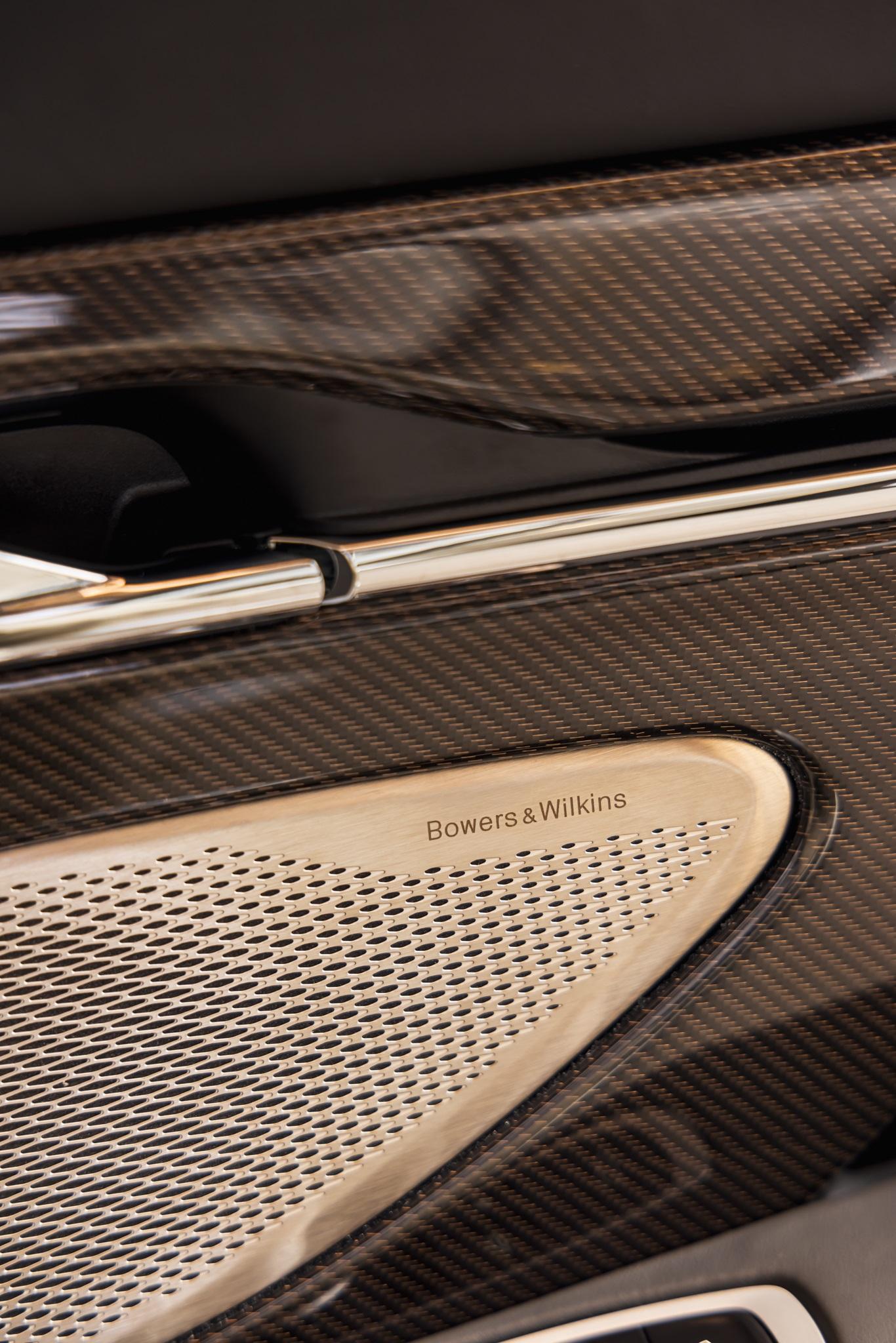 ASTON MARTIN DB12 Coupé 4.0 V8 Bi-Turbo "1 of 60 Goldfinger Edition"-image-19