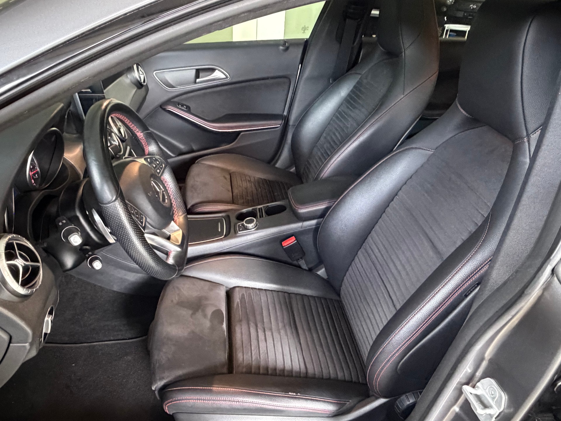 MERCEDES-BENZ CLA 220 AMG Line 4Matic 7G-DCT*CH-Fahrzeug*Night-Paket*-showroom-element-2