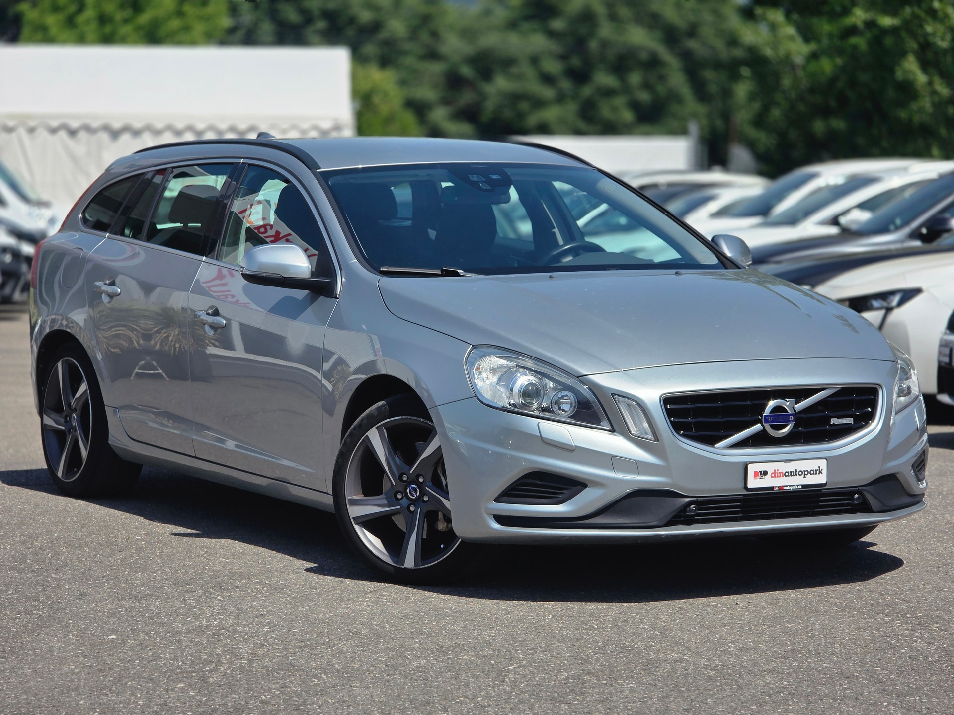 VOLVO V60 D5 AWD R-Design Geartronic * CH-Fahrzeug * 230PS *-showroom-element-3