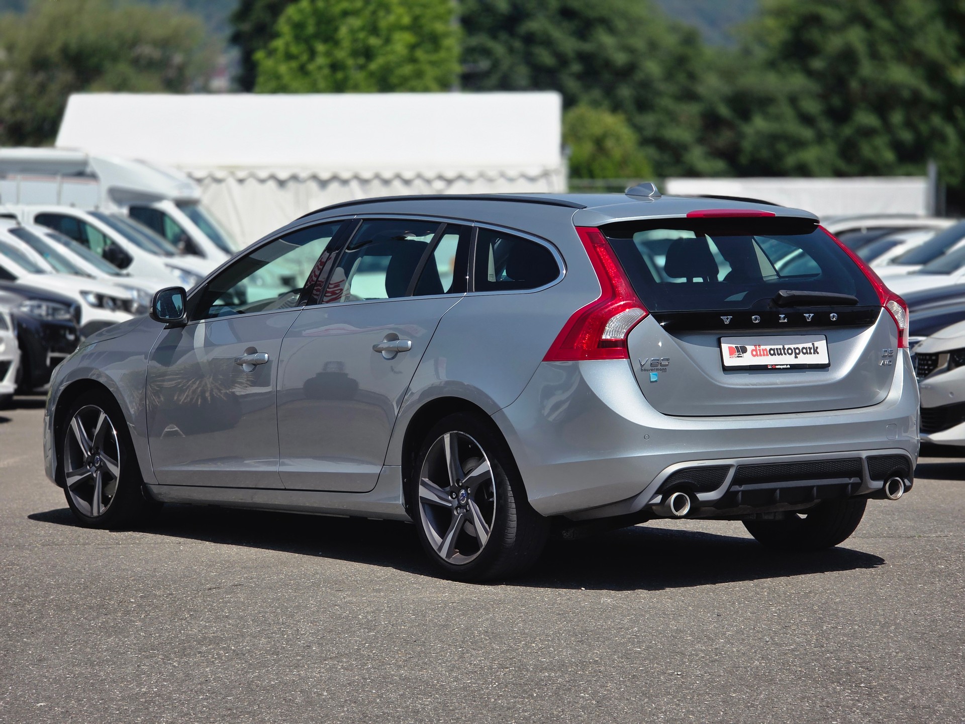 VOLVO V60 D5 AWD R-Design Geartronic * CH-Fahrzeug * 230PS *-image-5