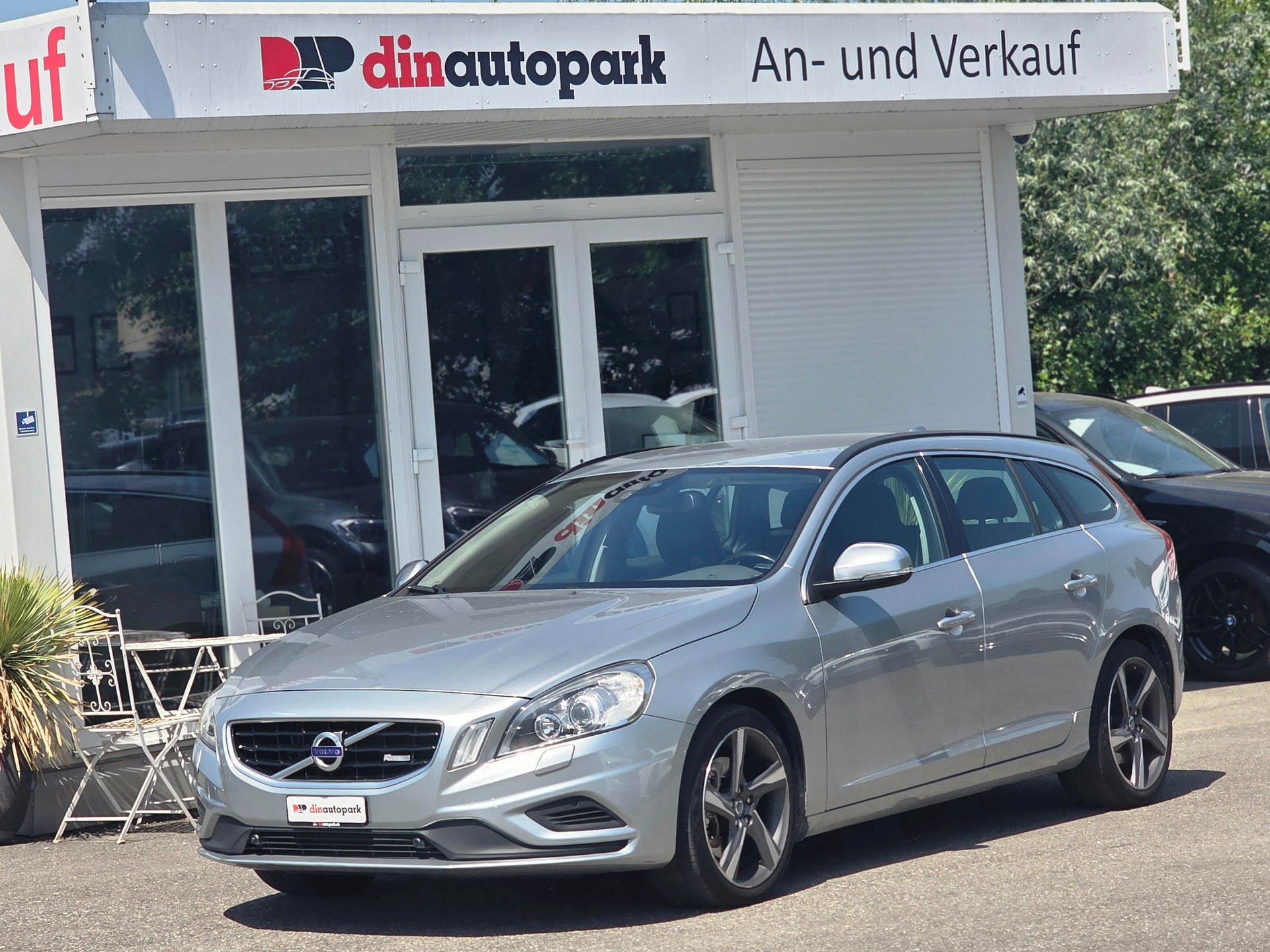 VOLVO V60 D5 AWD R-Design Geartronic * CH-Fahrzeug * 230PS *