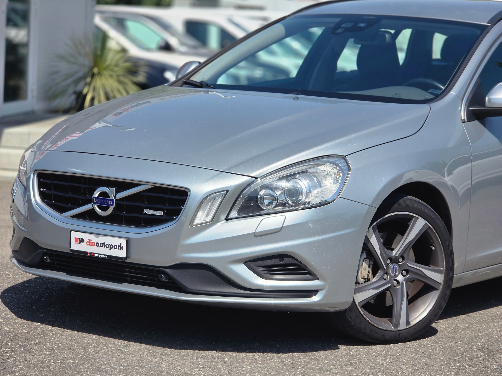 VOLVO V60 D5 AWD R-Design Geartronic * CH-Fahrzeug * 230PS *-showroom-element-2