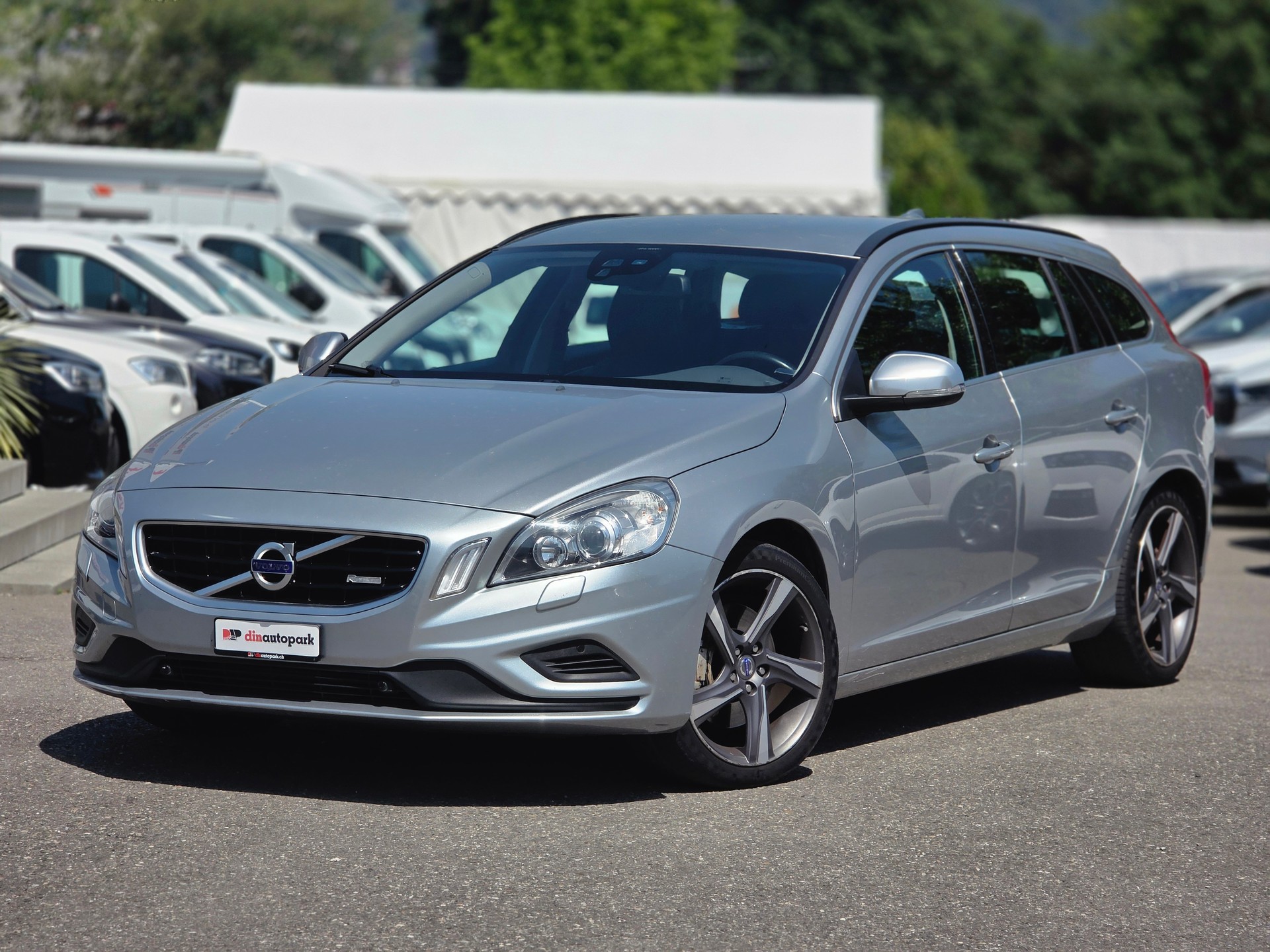 VOLVO V60 D5 AWD R-Design Geartronic * CH-Fahrzeug * 230PS *-showroom-element-1