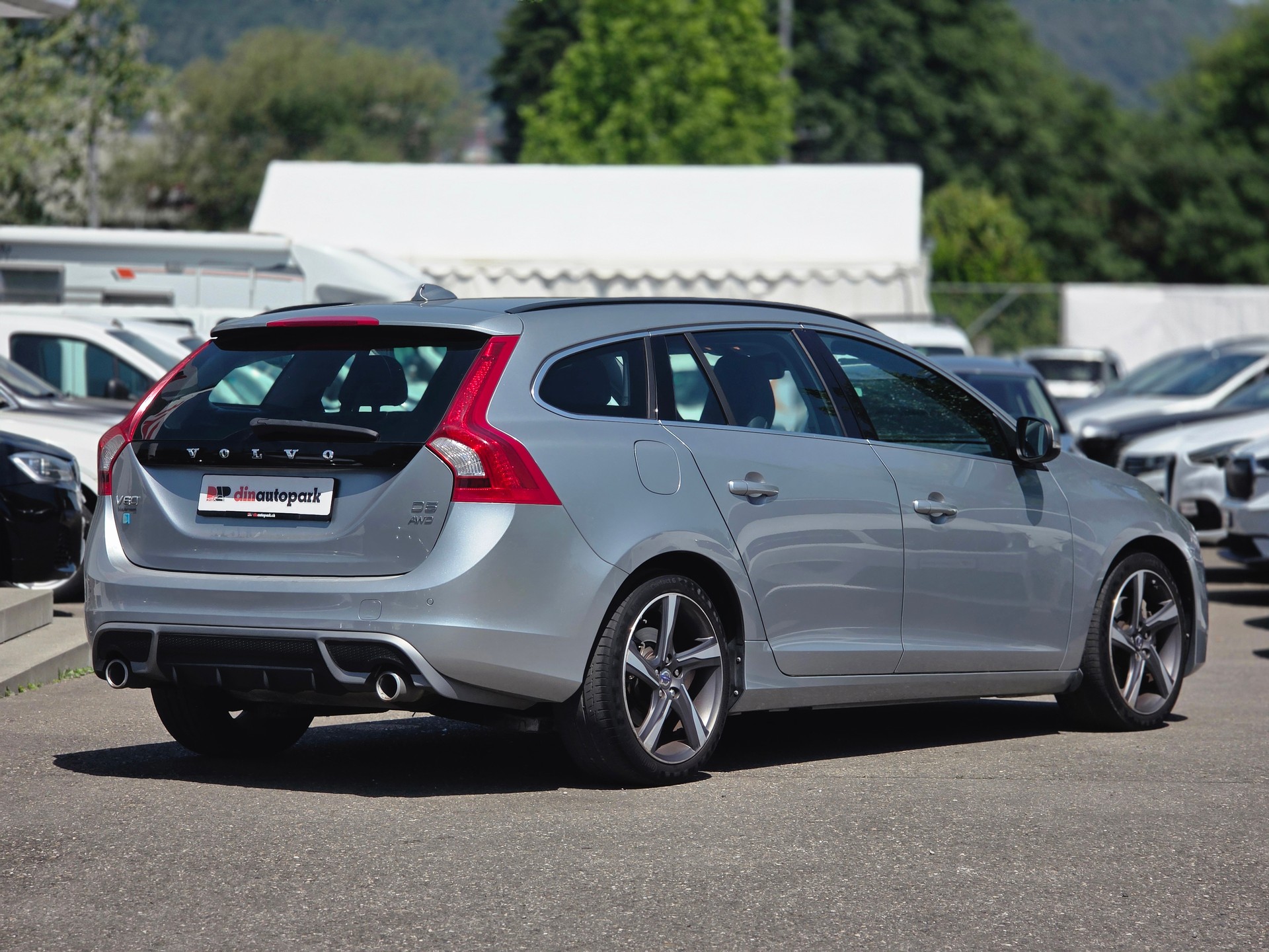 VOLVO V60 D5 AWD R-Design Geartronic * CH-Fahrzeug * 230PS *-image-4
