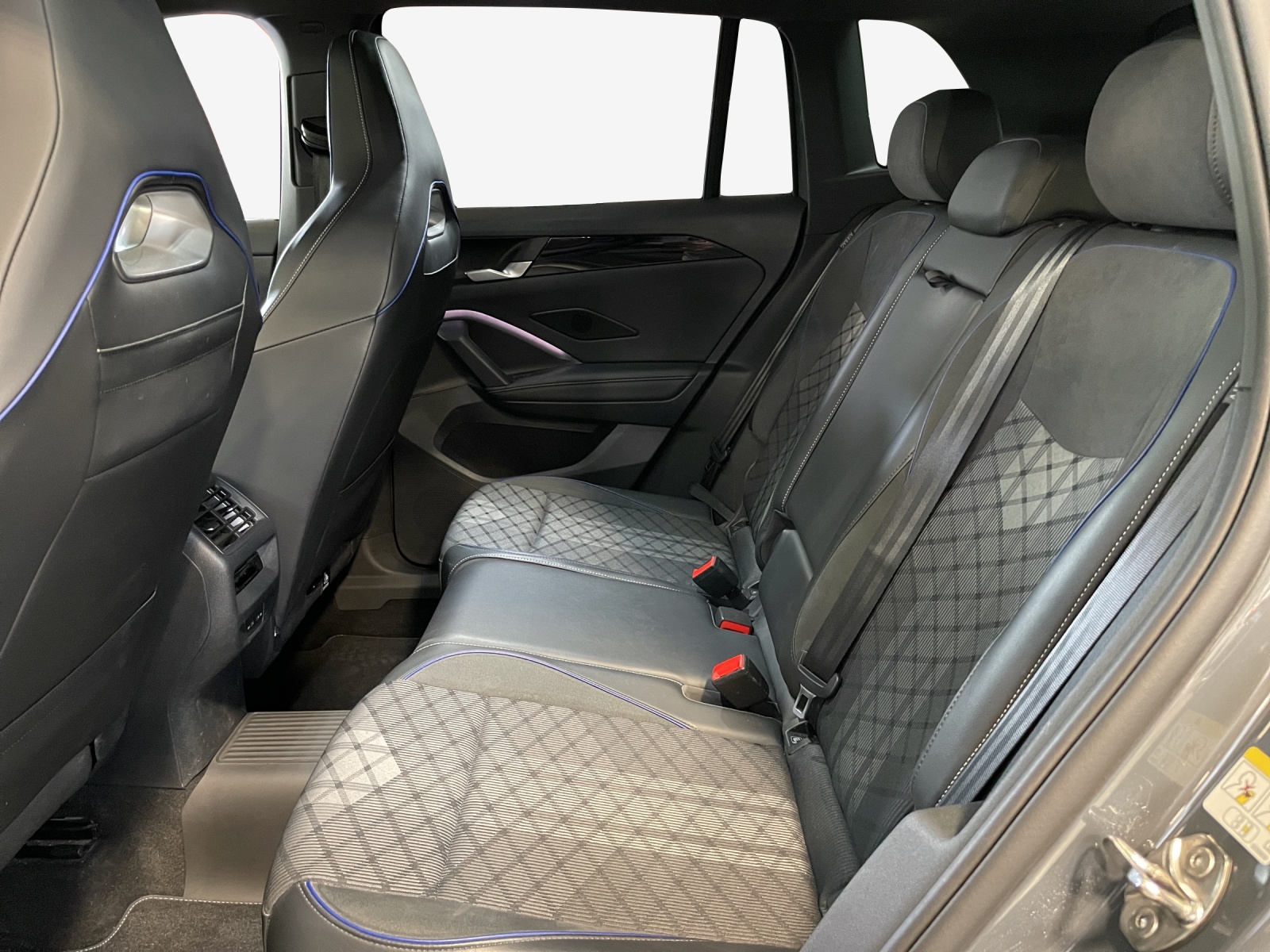 VW Tiguan 2.0 TDI SCR R-Line 4Motion DSG-image-11