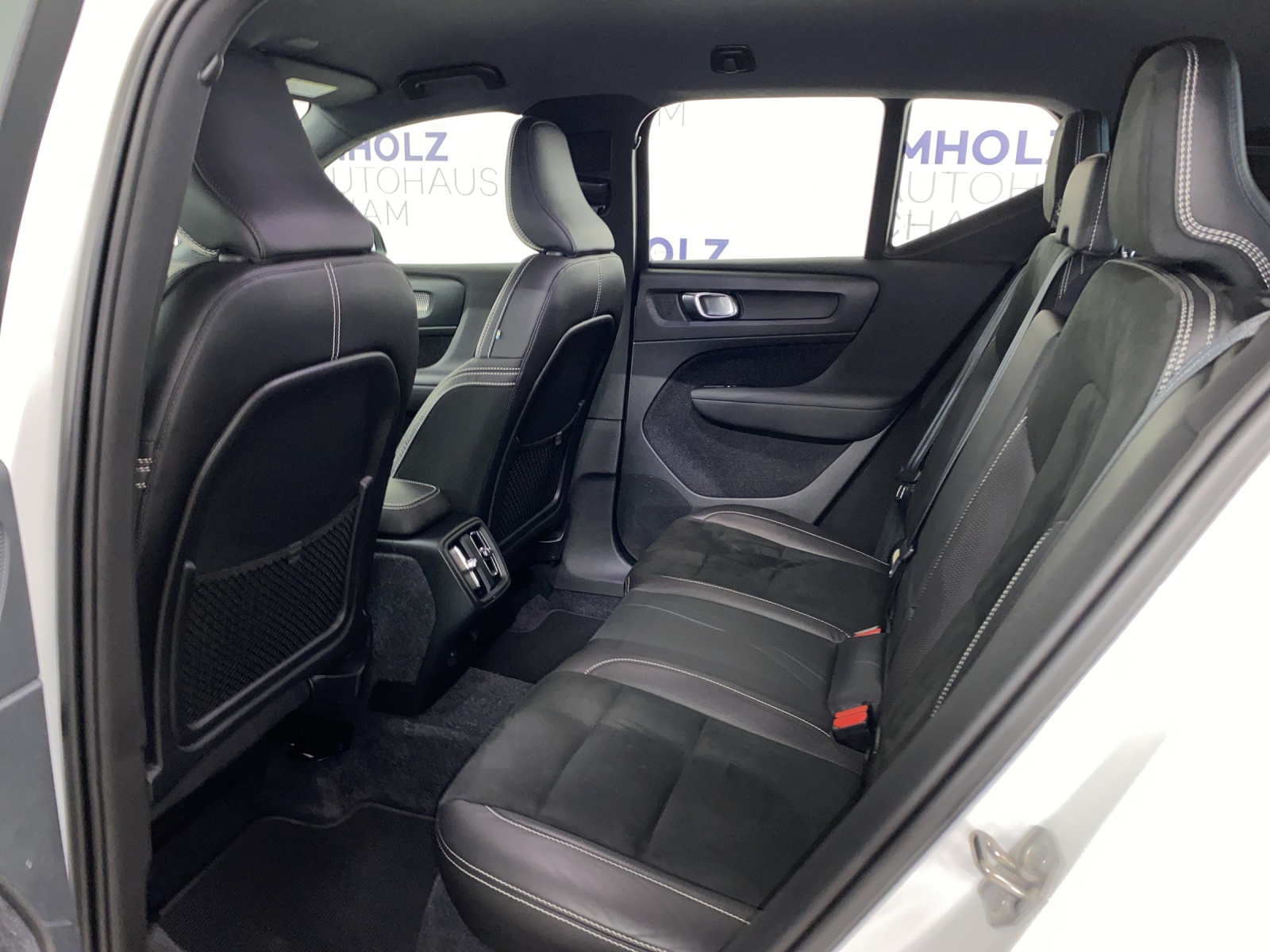 VOLVO XC40 2.0 D4 R-Design AWD-image-14