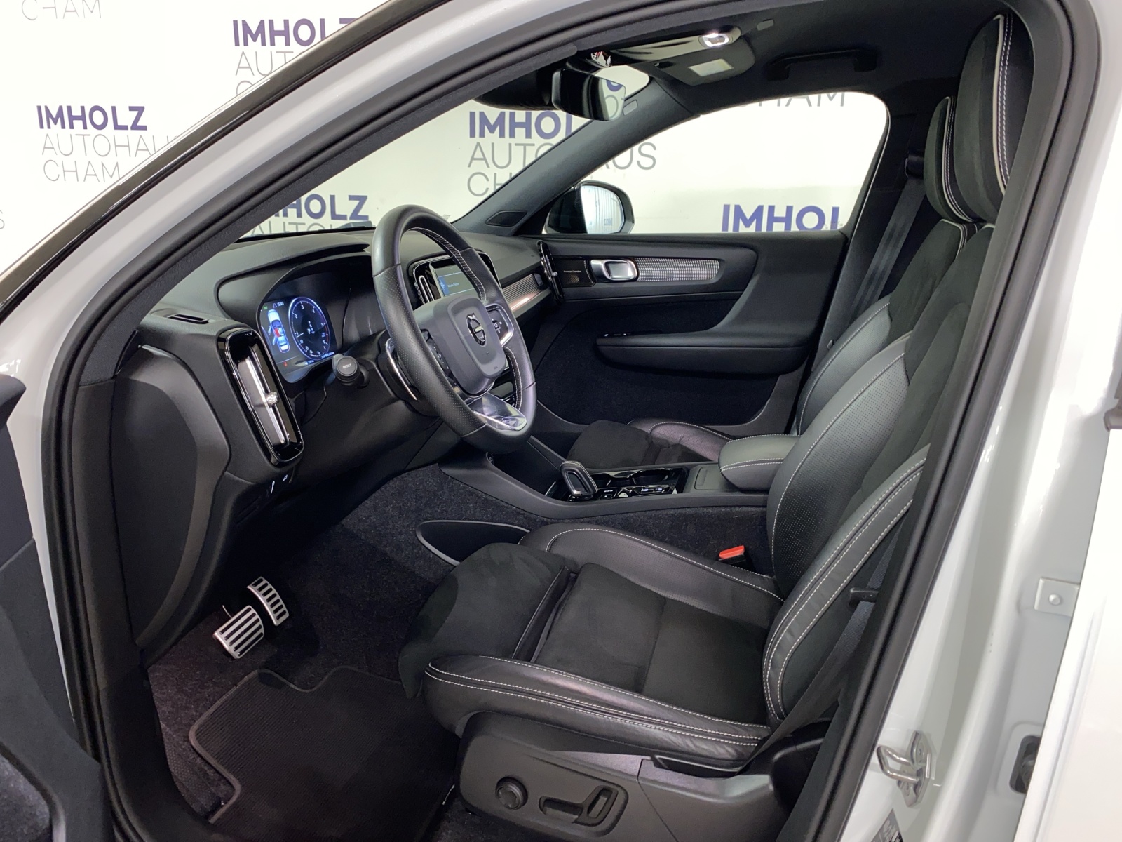 VOLVO XC40 2.0 D4 R-Design AWD-image-15