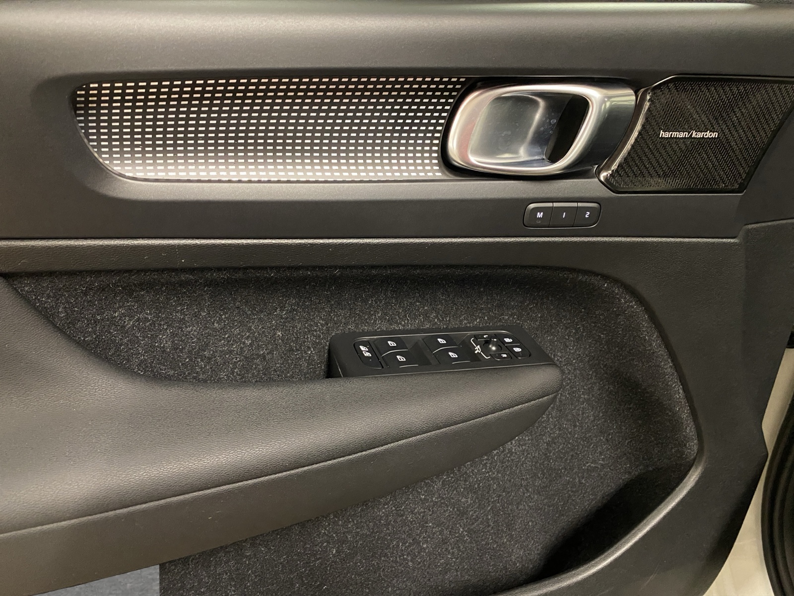 VOLVO XC40 2.0 D4 R-Design AWD-image-10