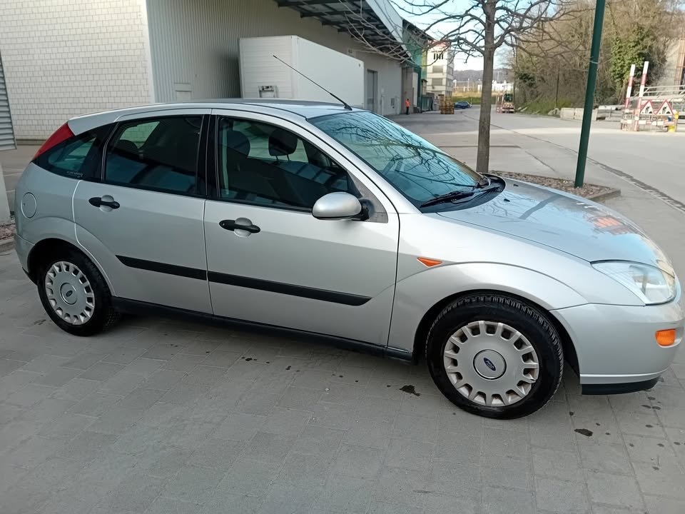 FORD Focus 1.6i 16V Trend-image-1
