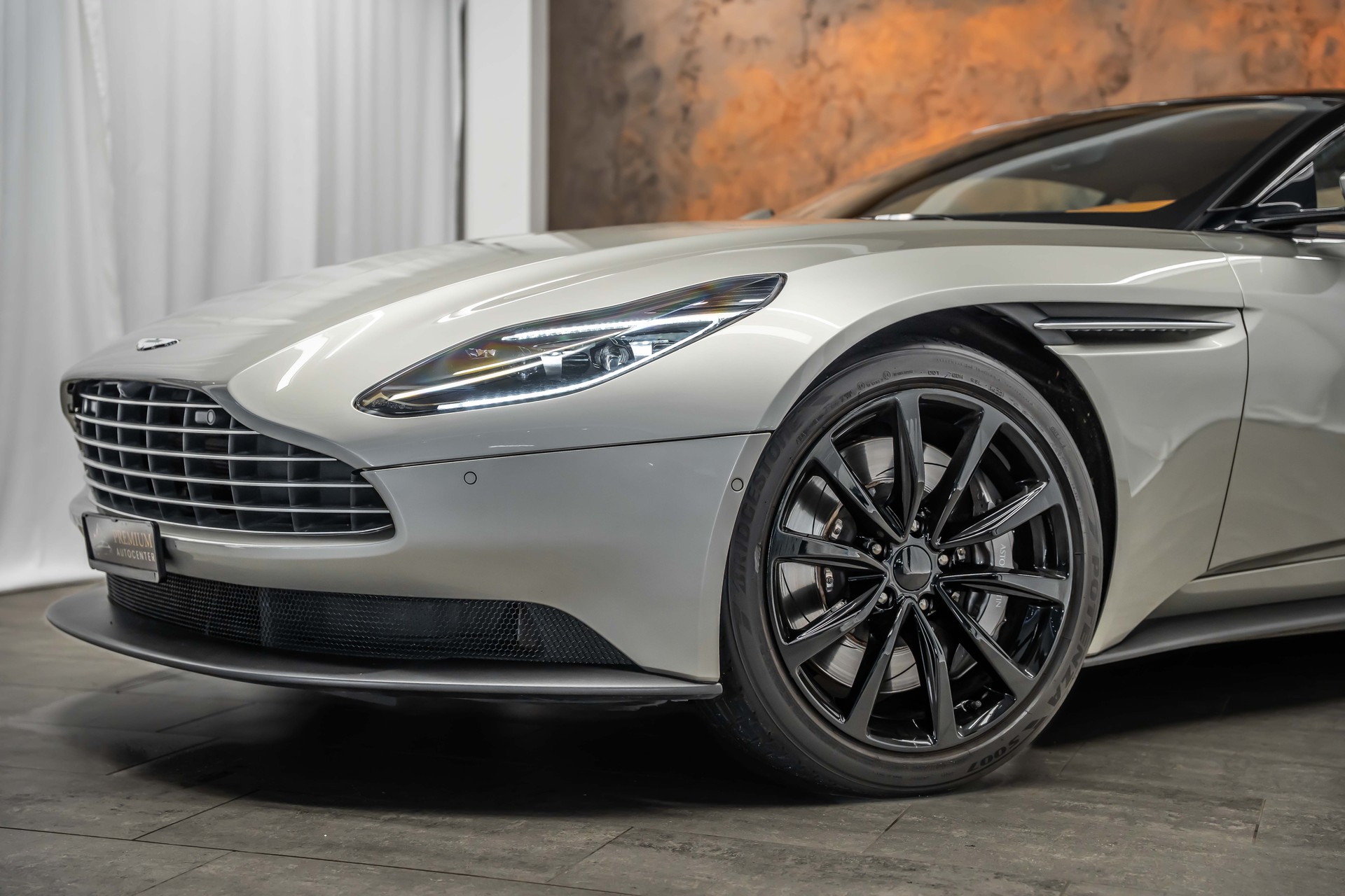 ASTON MARTIN DB11 V8 Touchtronic 3 *Silber Birch*B&O-Sound*Timeless Garantie*-showroom-element-3