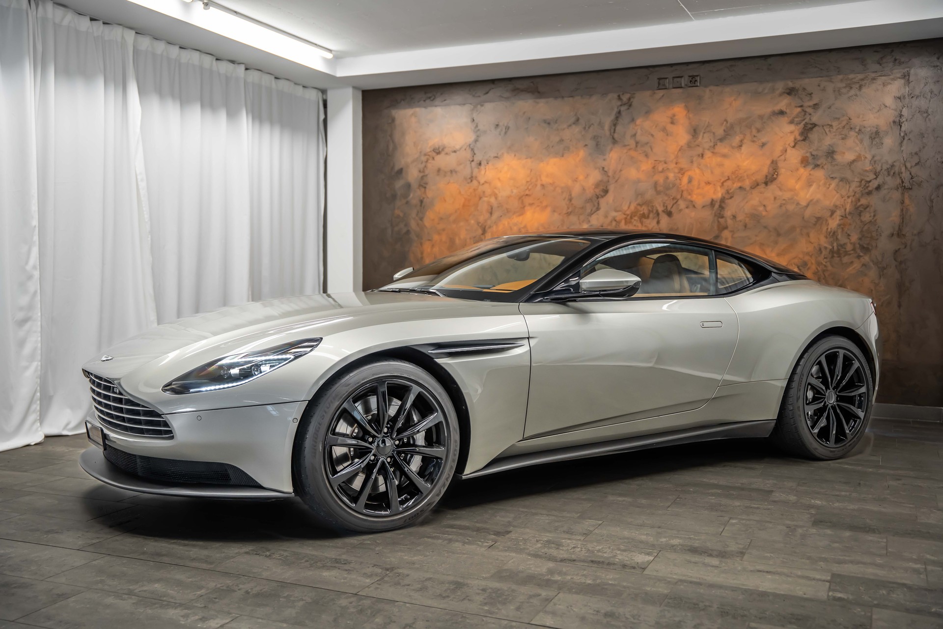 ASTON MARTIN DB11 V8 Touchtronic 3 *Silber Birch*B&O-Sound*Timeless Garantie*-showroom-element-1