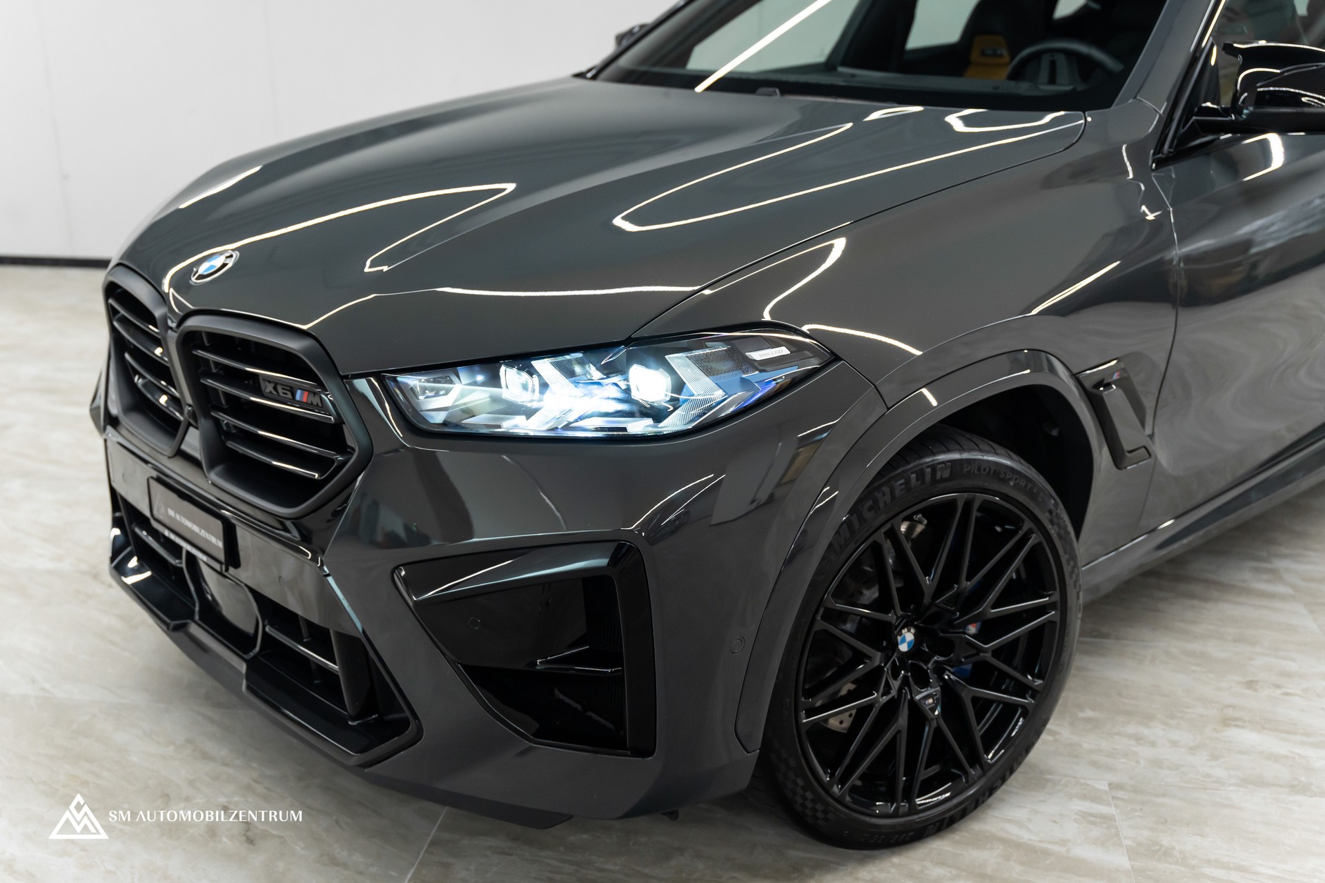 BMW X6 M Competition / Panorama / 360° / Carbon Fibre-showroom-element-3