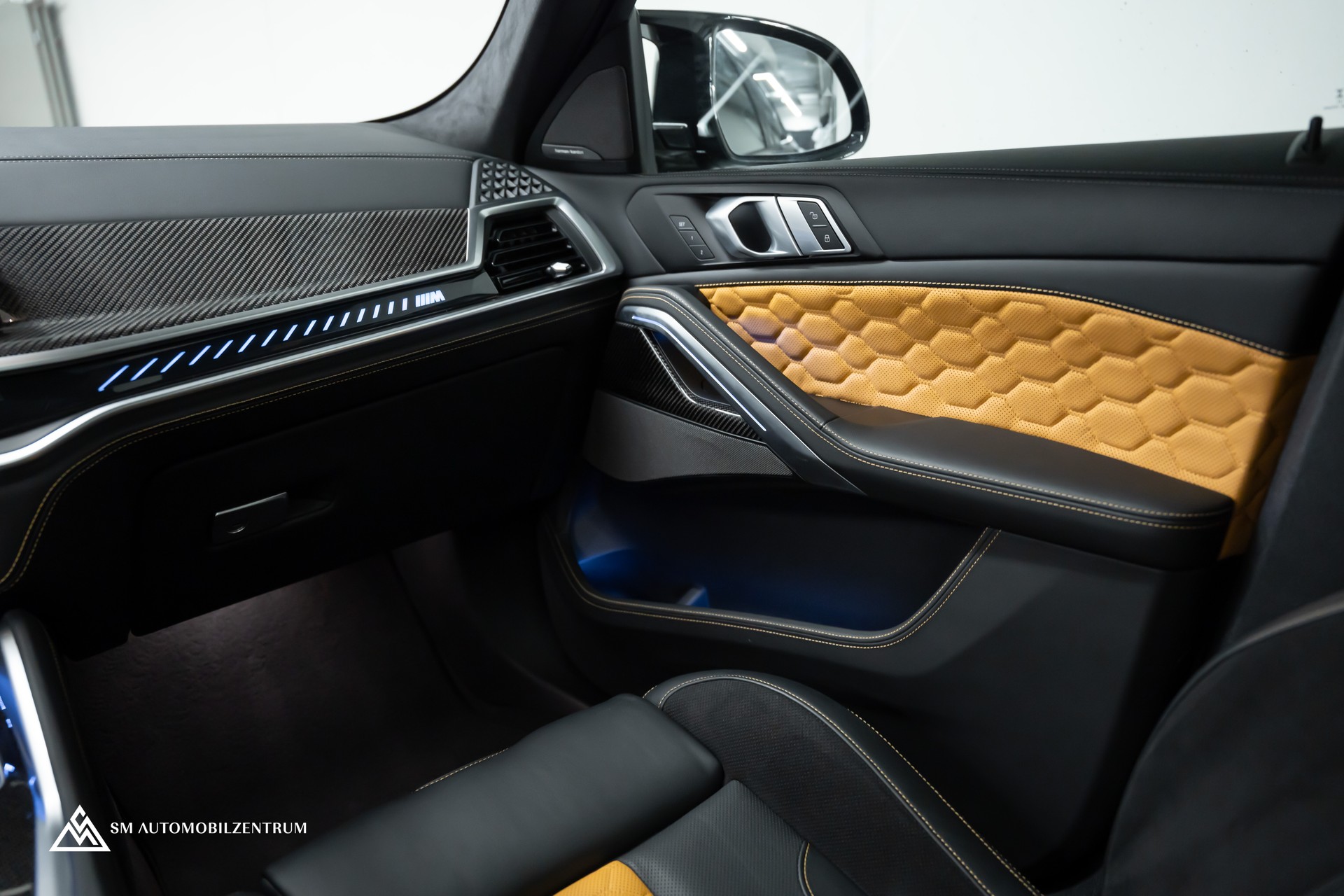 BMW X6 M Competition / Panorama / 360° / Carbon Fibre-image-17
