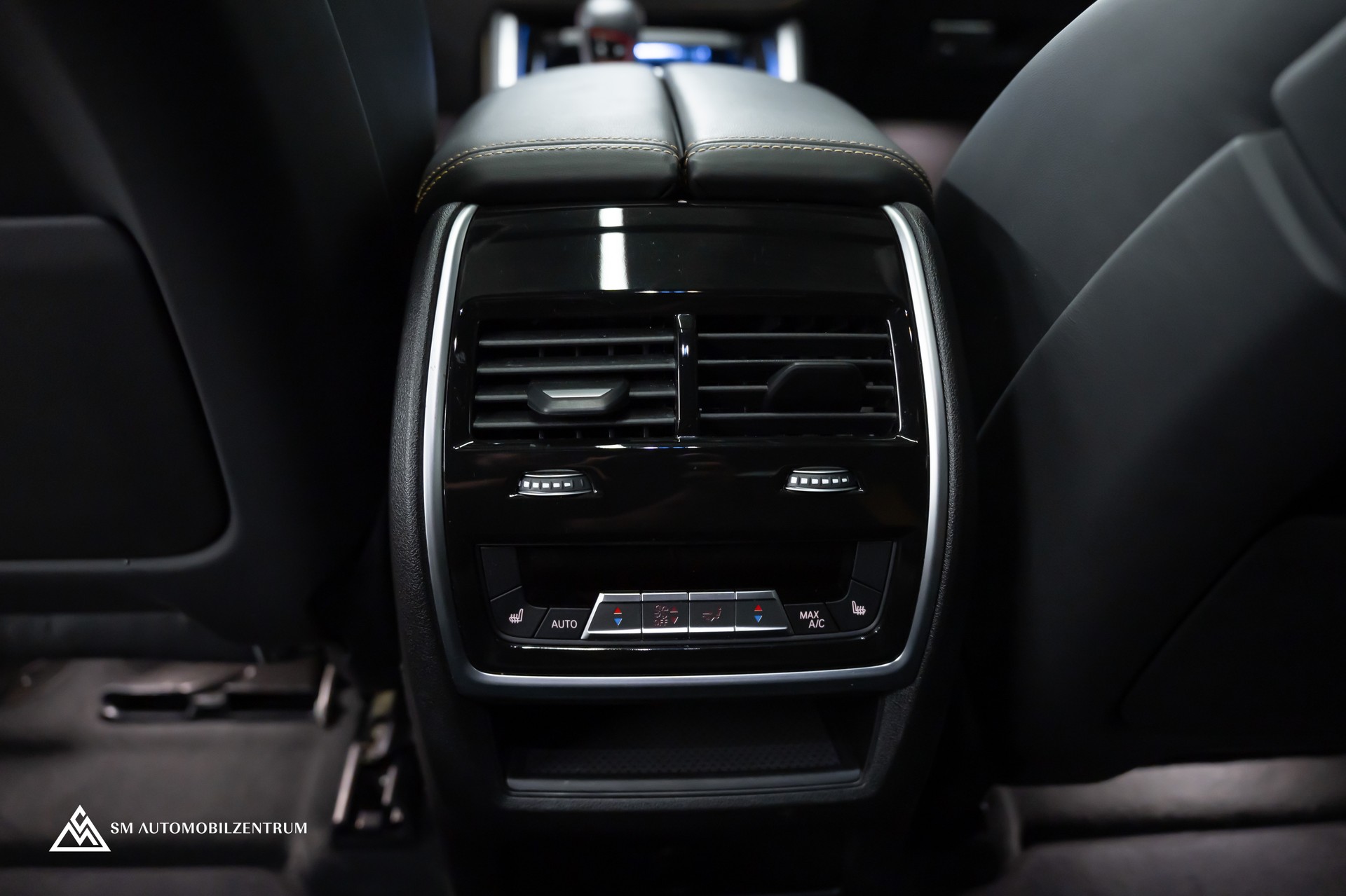 BMW X6 M Competition / Panorama / 360° / Carbon Fibre-image-16
