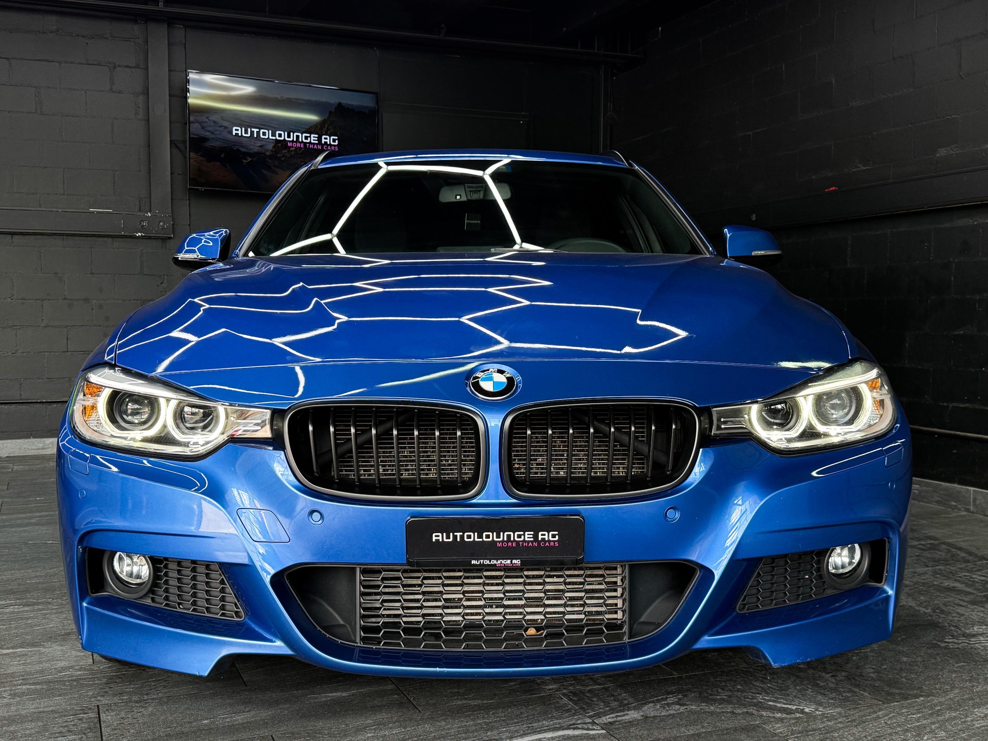 BMW 330d xDrive Touring M-Sport Steptronic-showroom-element-2
