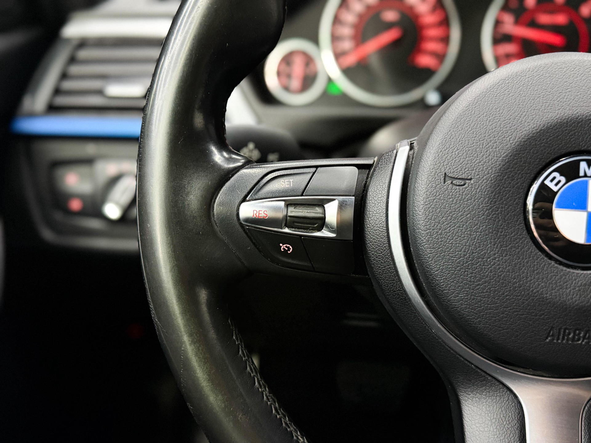 BMW 330d xDrive Touring M-Sport Steptronic-image-11