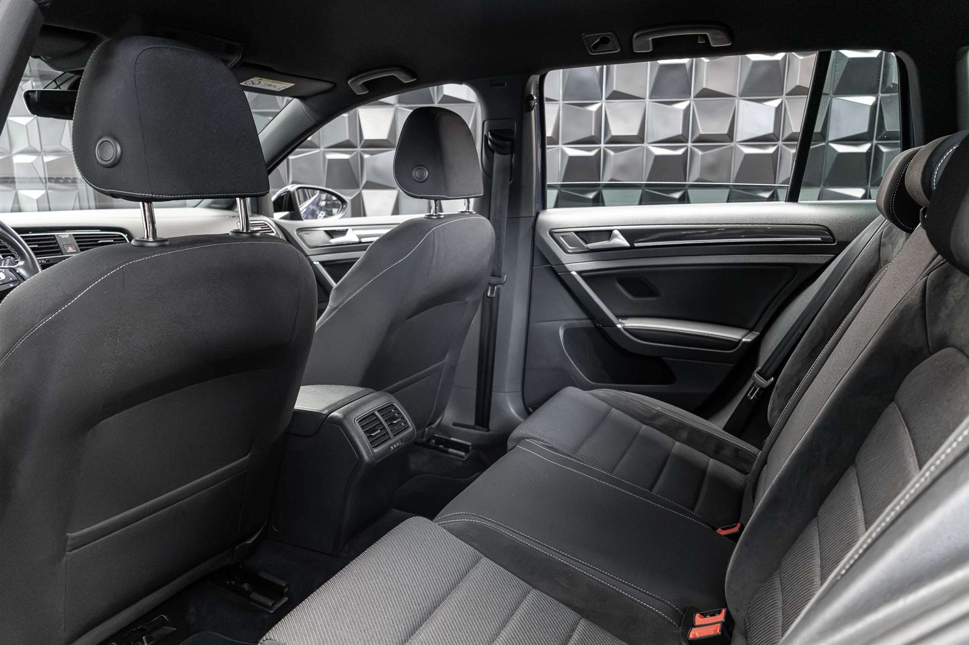 VW Golf Variant 2.0 TSI R 4Motion DSG-image-21