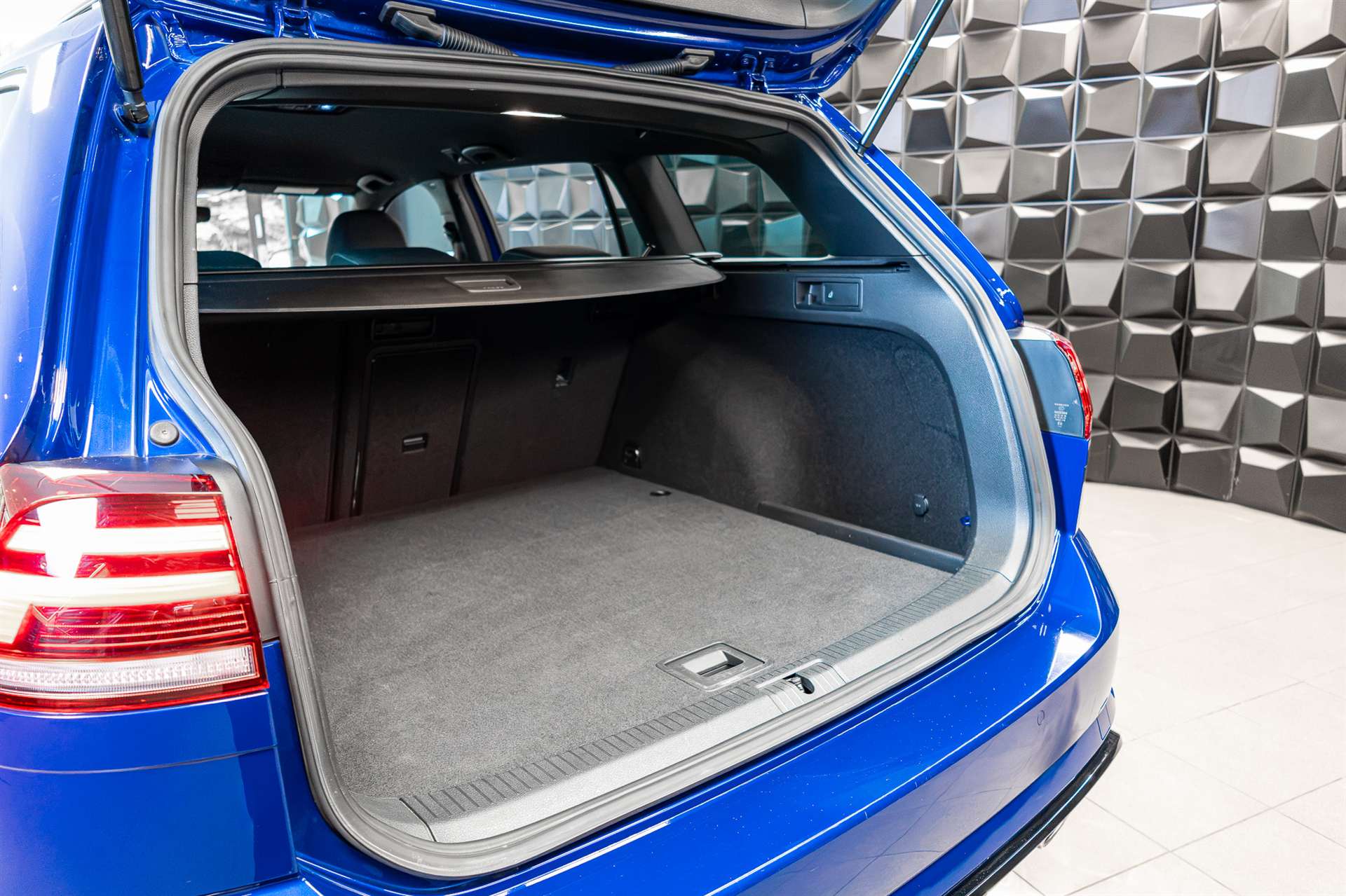 VW Golf Variant 2.0 TSI R 4Motion DSG-image-24