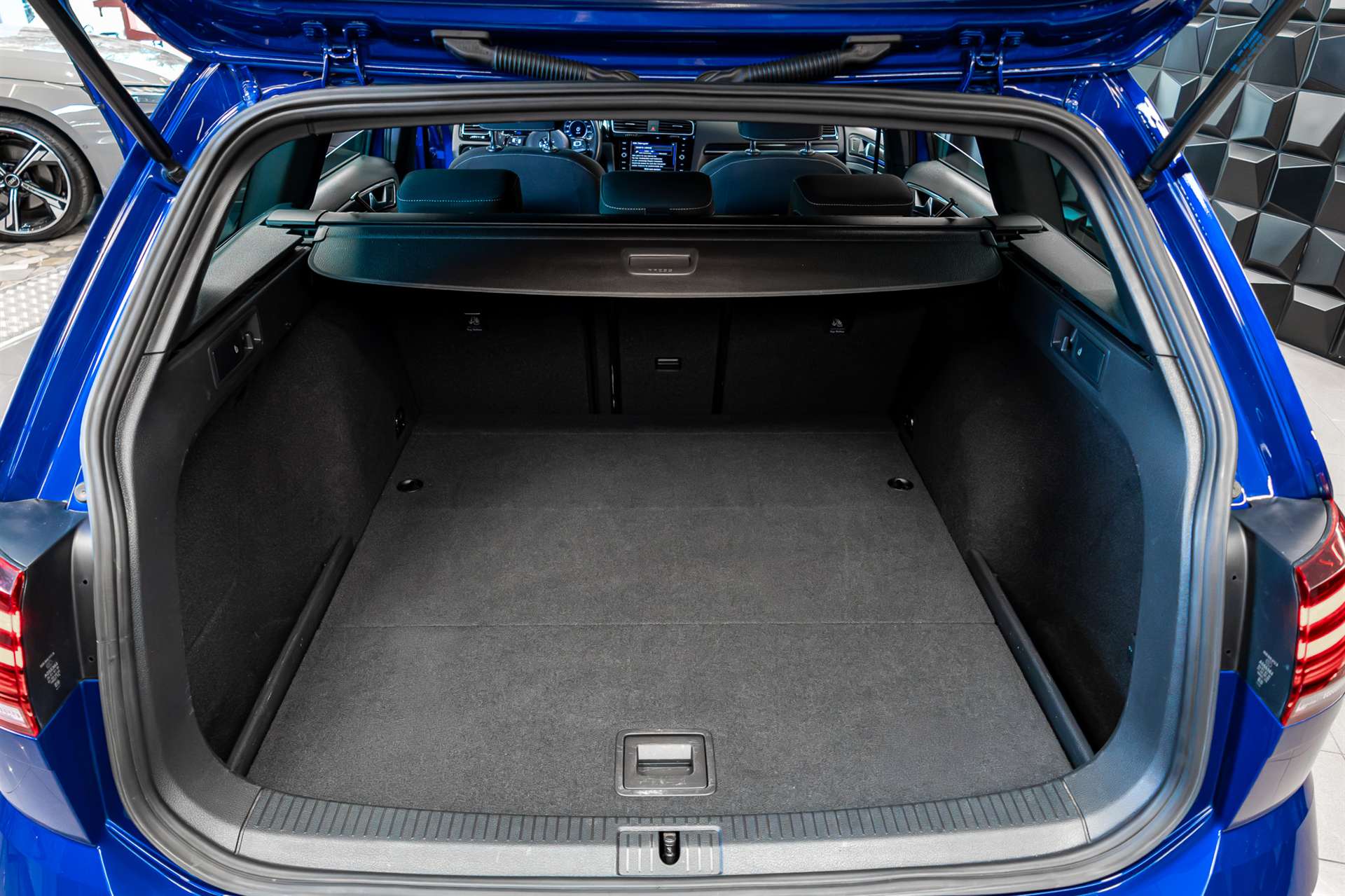 VW Golf Variant 2.0 TSI R 4Motion DSG-image-23