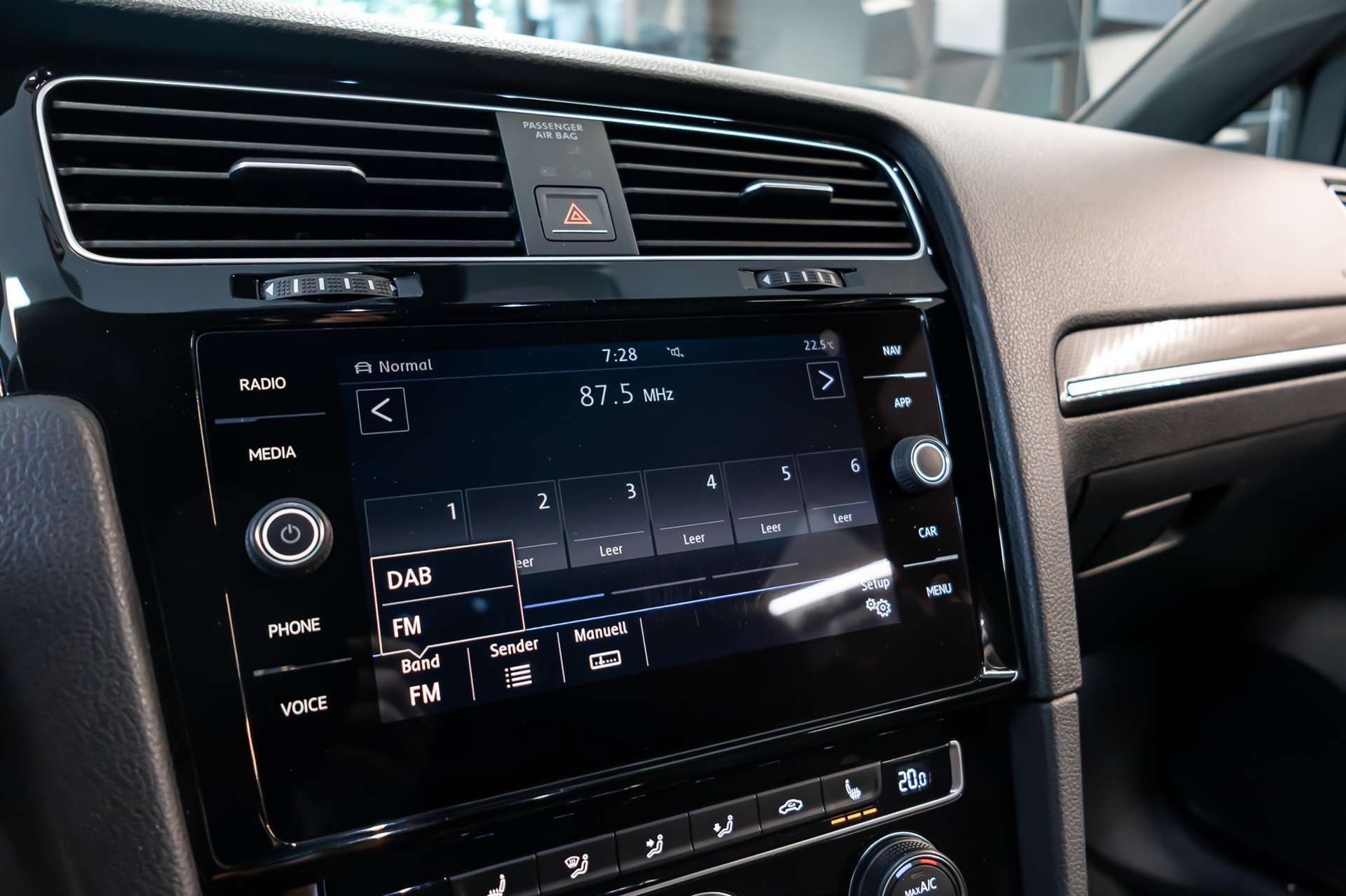 VW Golf Variant 2.0 TSI R 4Motion DSG-image-15
