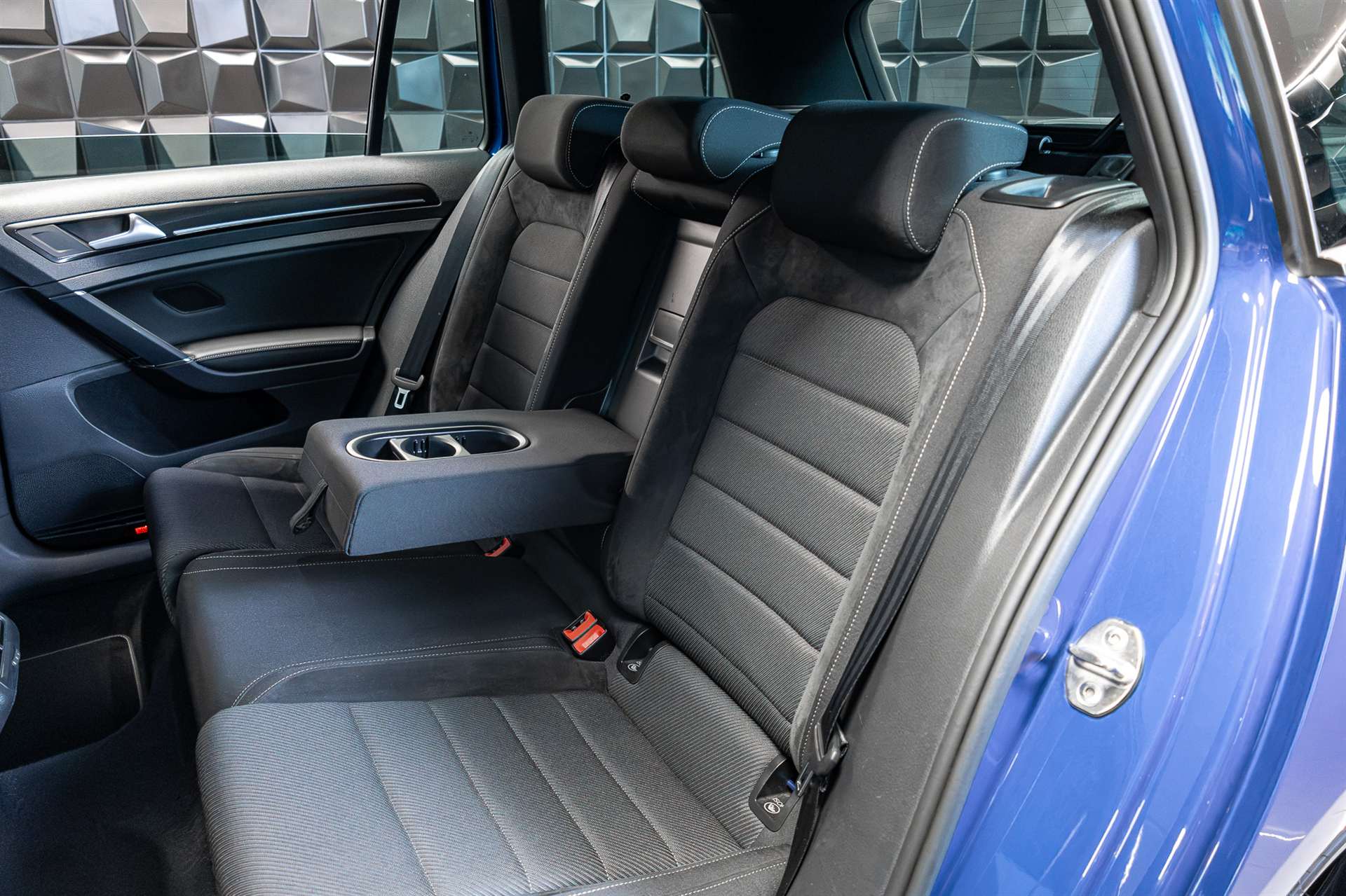VW Golf Variant 2.0 TSI R 4Motion DSG-image-22