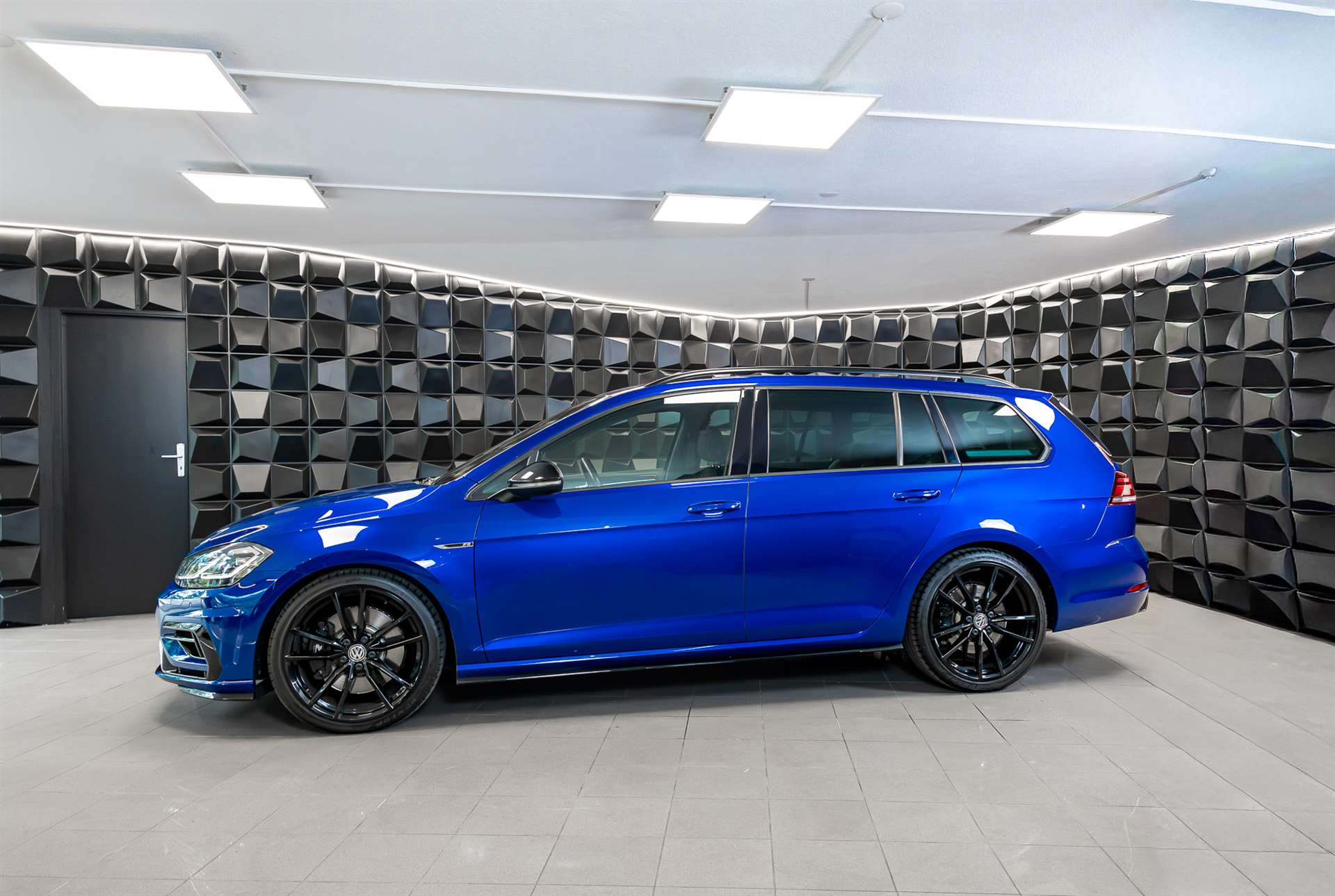 VW Golf Variant 2.0 TSI R 4Motion DSG-showroom-element-1