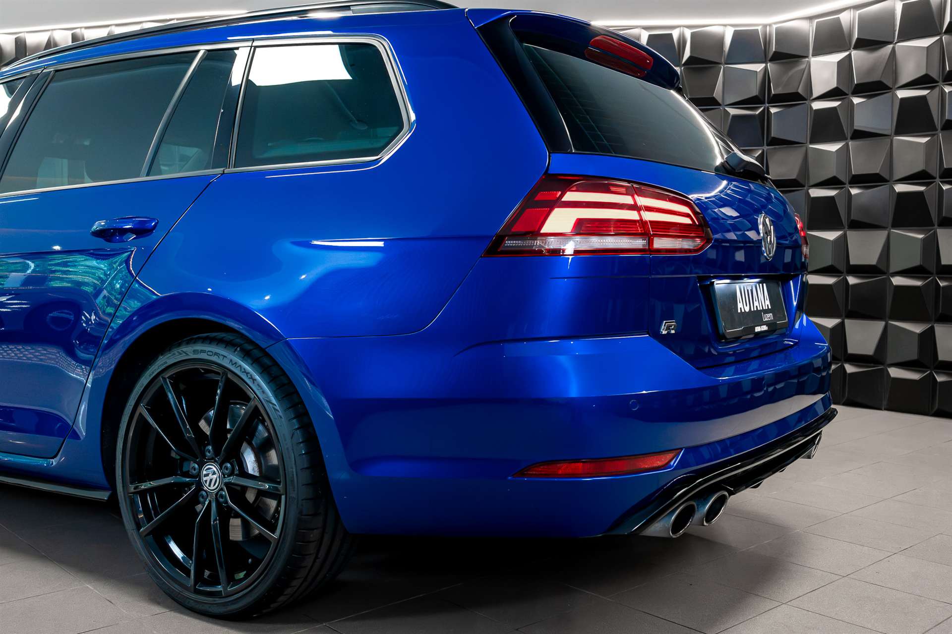 VW Golf Variant 2.0 TSI R 4Motion DSG-image-30
