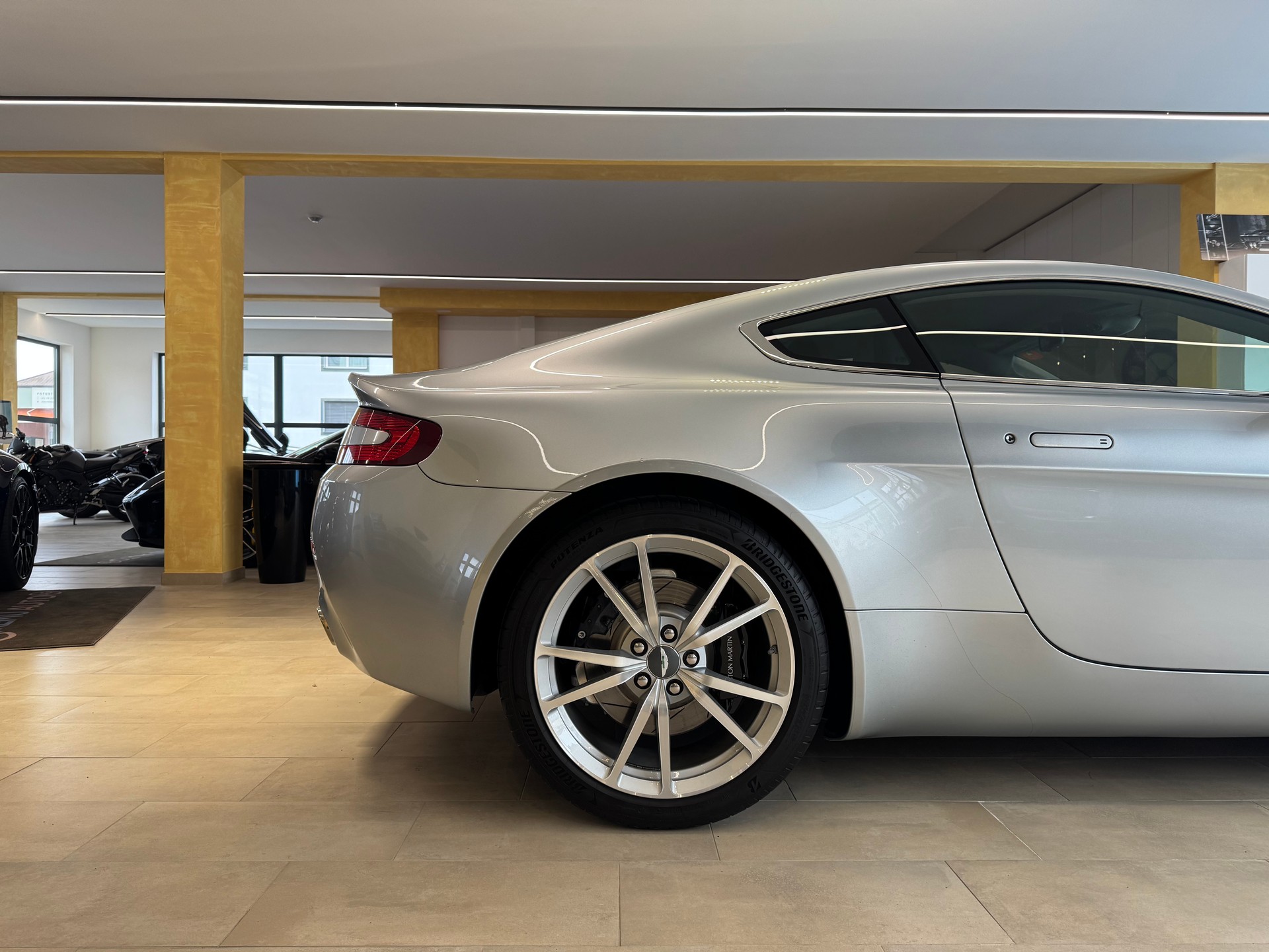 ASTON MARTIN V8 Vantage 4.7-image-12