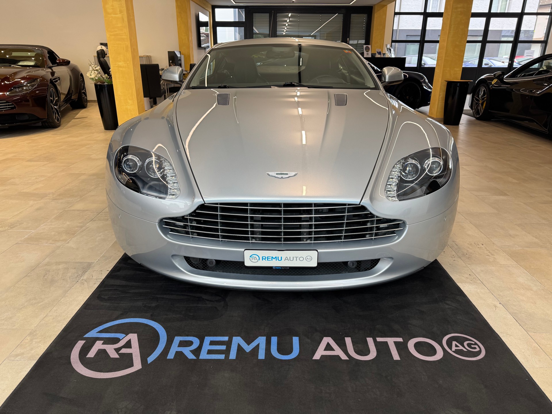 ASTON MARTIN V8 Vantage 4.7-image-8
