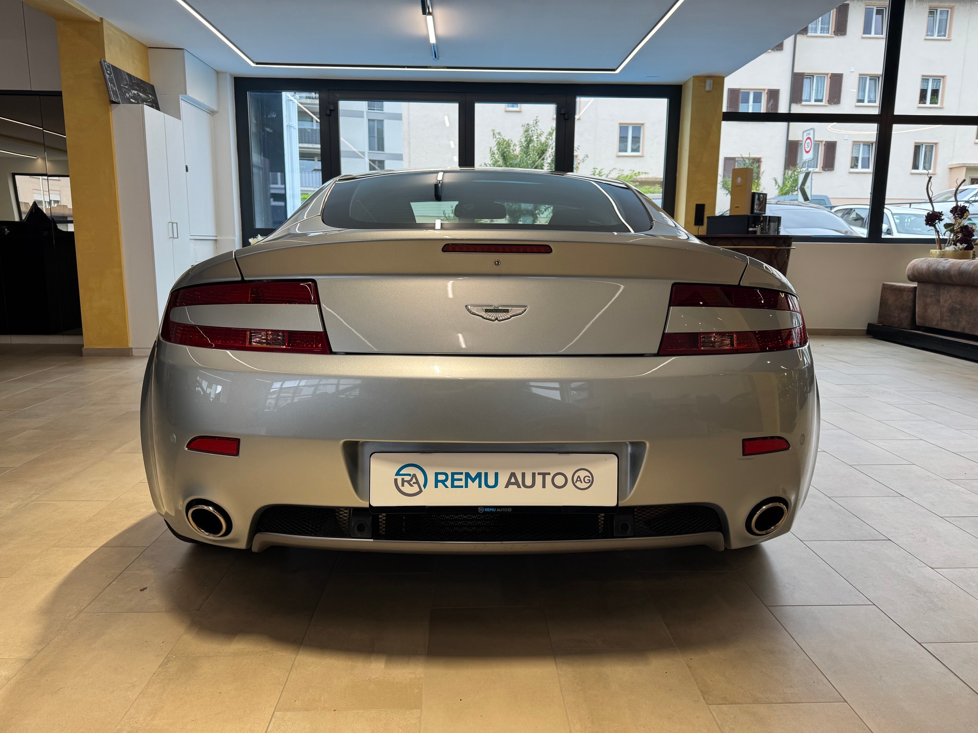 ASTON MARTIN V8 Vantage 4.7-showroom-element-3