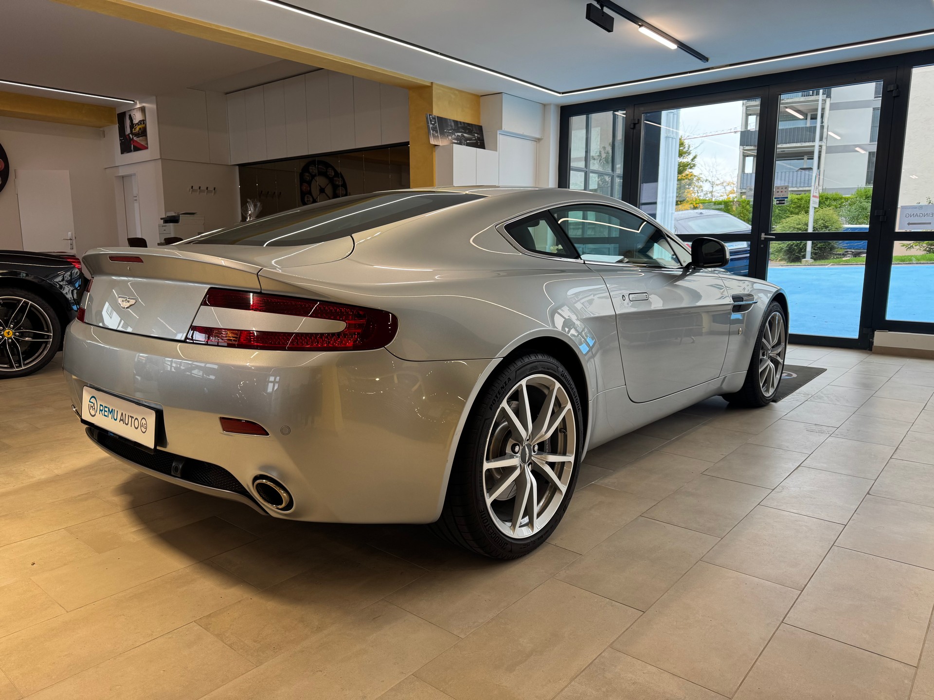 ASTON MARTIN V8 Vantage 4.7-showroom-element-2