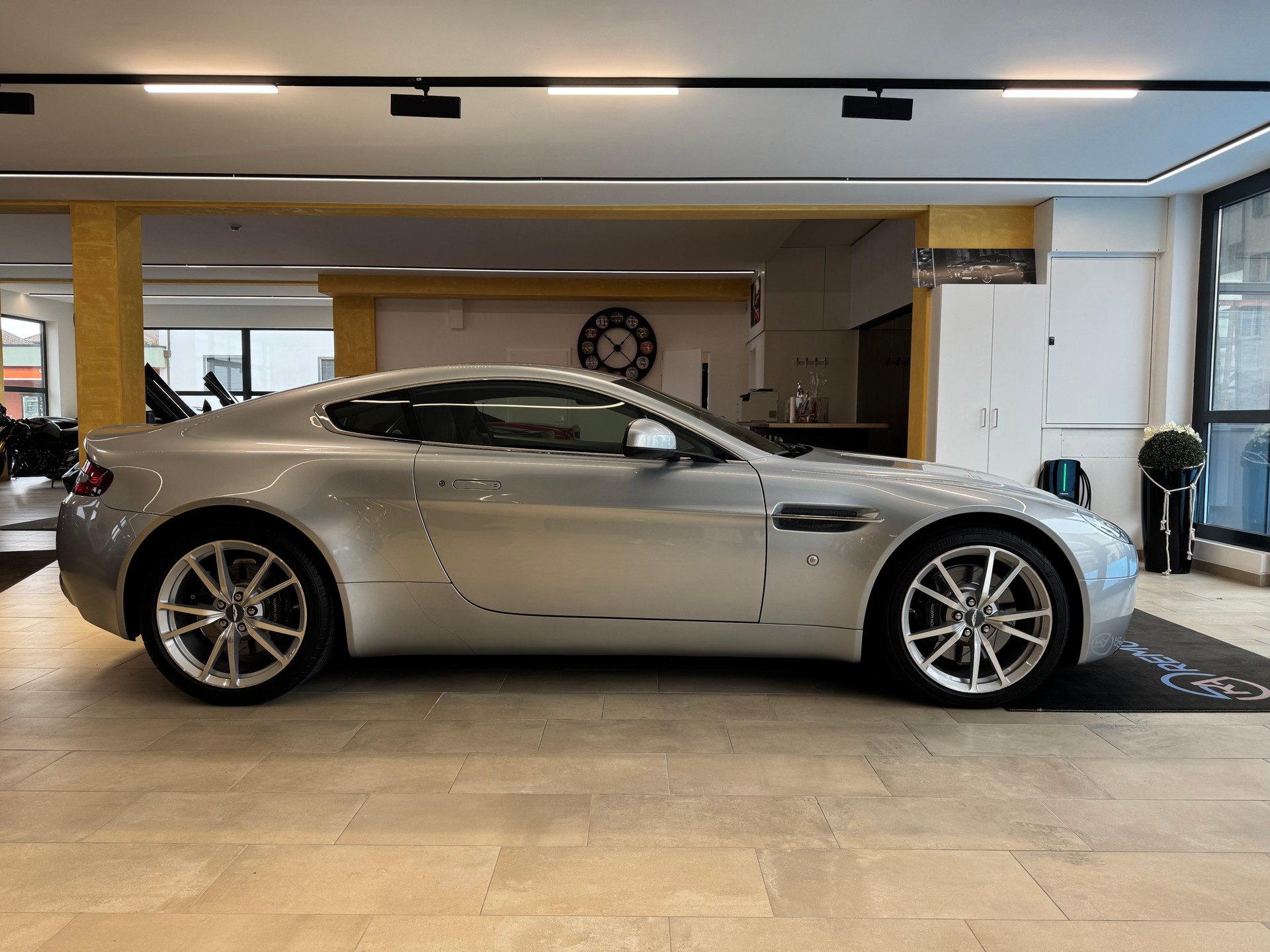 ASTON MARTIN V8 Vantage 4.7-showroom-element-1