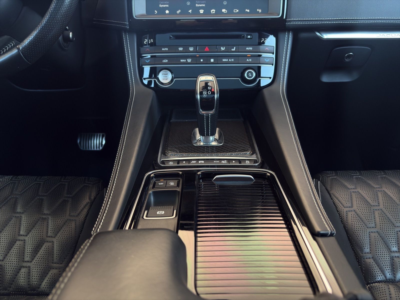 JAGUAR F-Pace 5.0 V8 SVR AWD Automatik-image-13