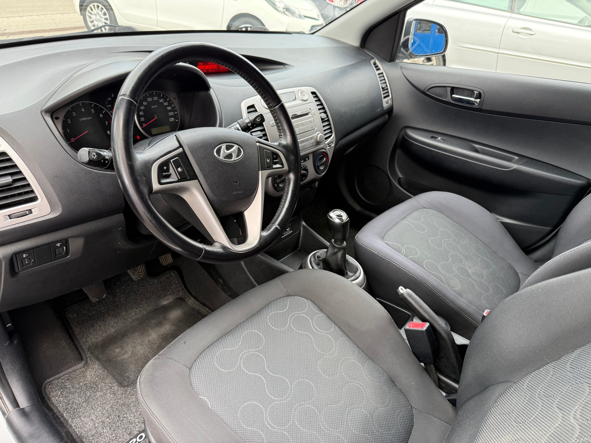 HYUNDAI i20 1.4 Style-image-8
