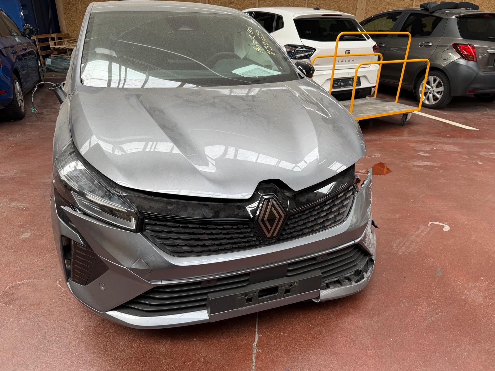 RENAULT Clio 1.6 E-Tech Esprit Alpine-showroom-element-3