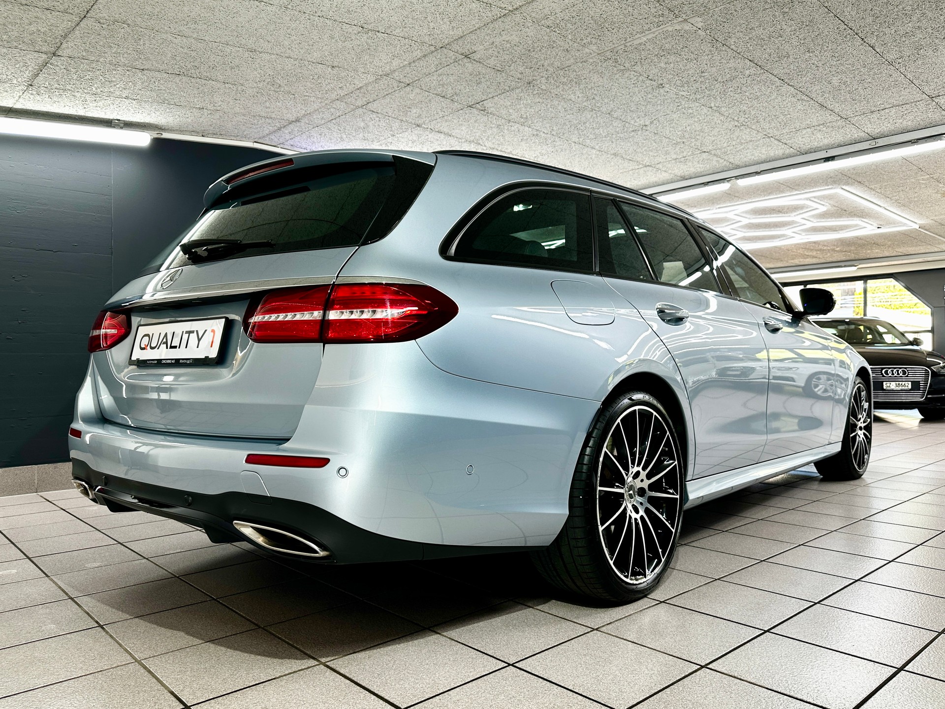 MERCEDES-BENZ E 400 AMG Line 4 Matic 9G-Tronic-showroom-element-2