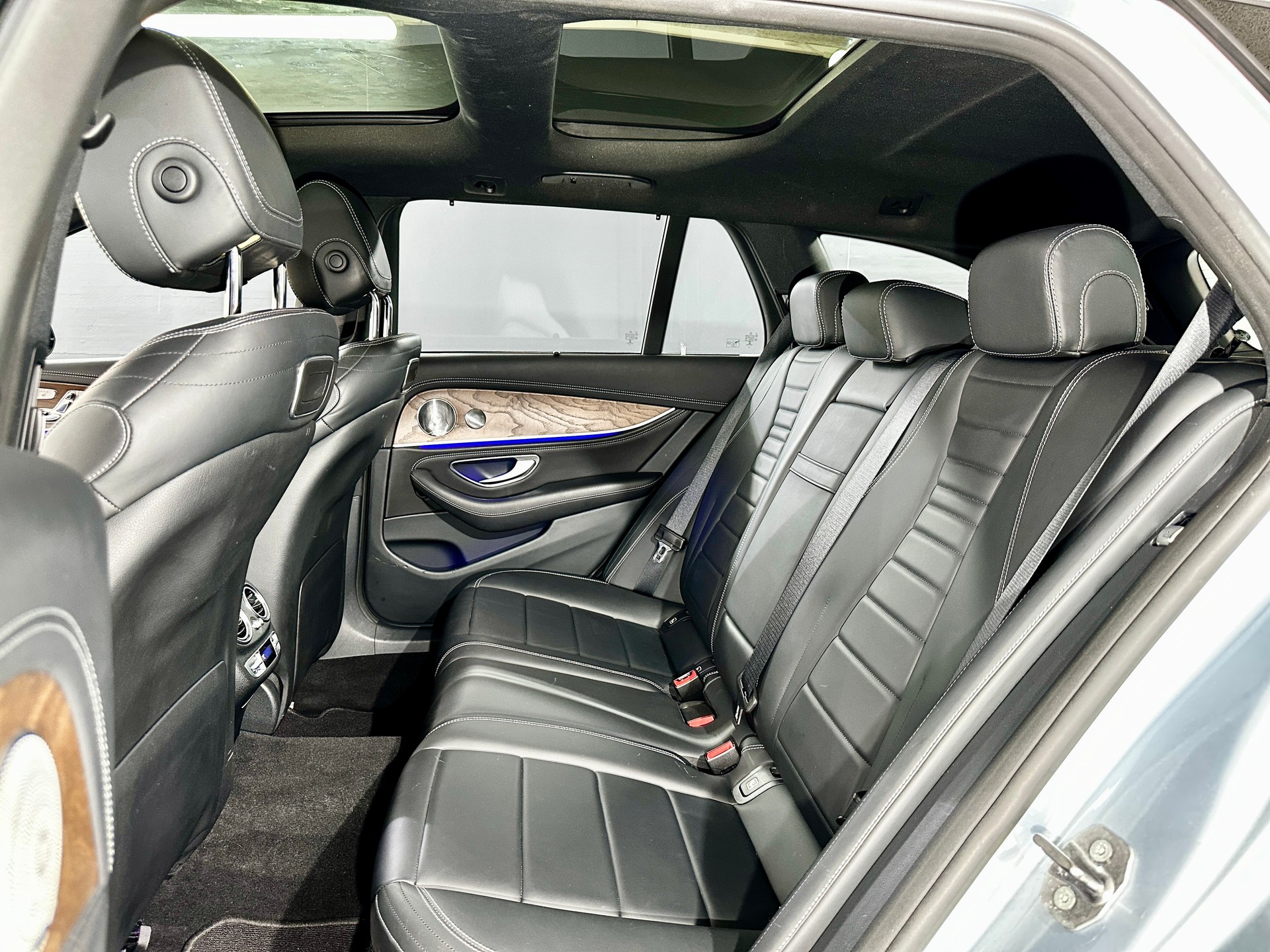 MERCEDES-BENZ E 400 AMG Line 4 Matic 9G-Tronic-image-29