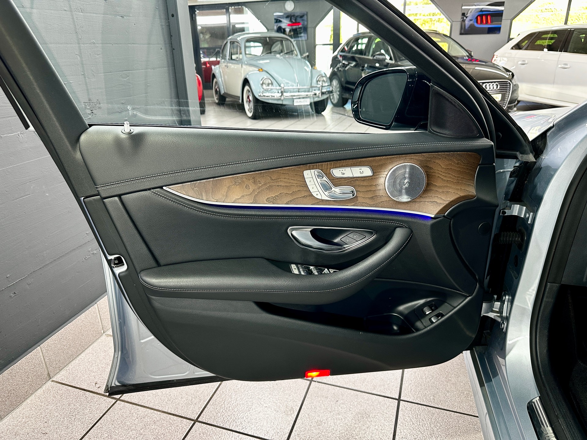 MERCEDES-BENZ E 400 AMG Line 4 Matic 9G-Tronic-image-14