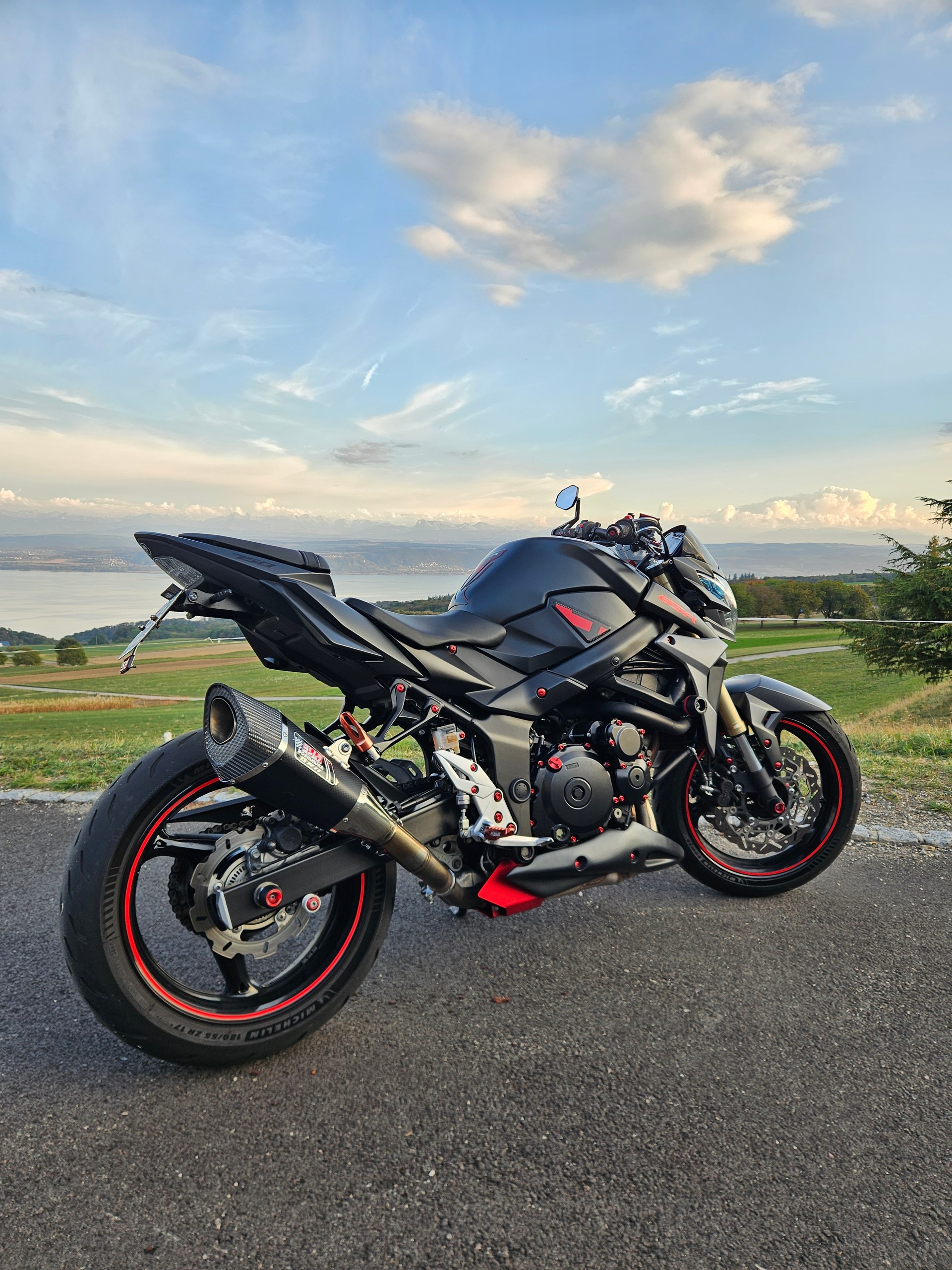 SUZUKI GSR 750 ABS-image-0