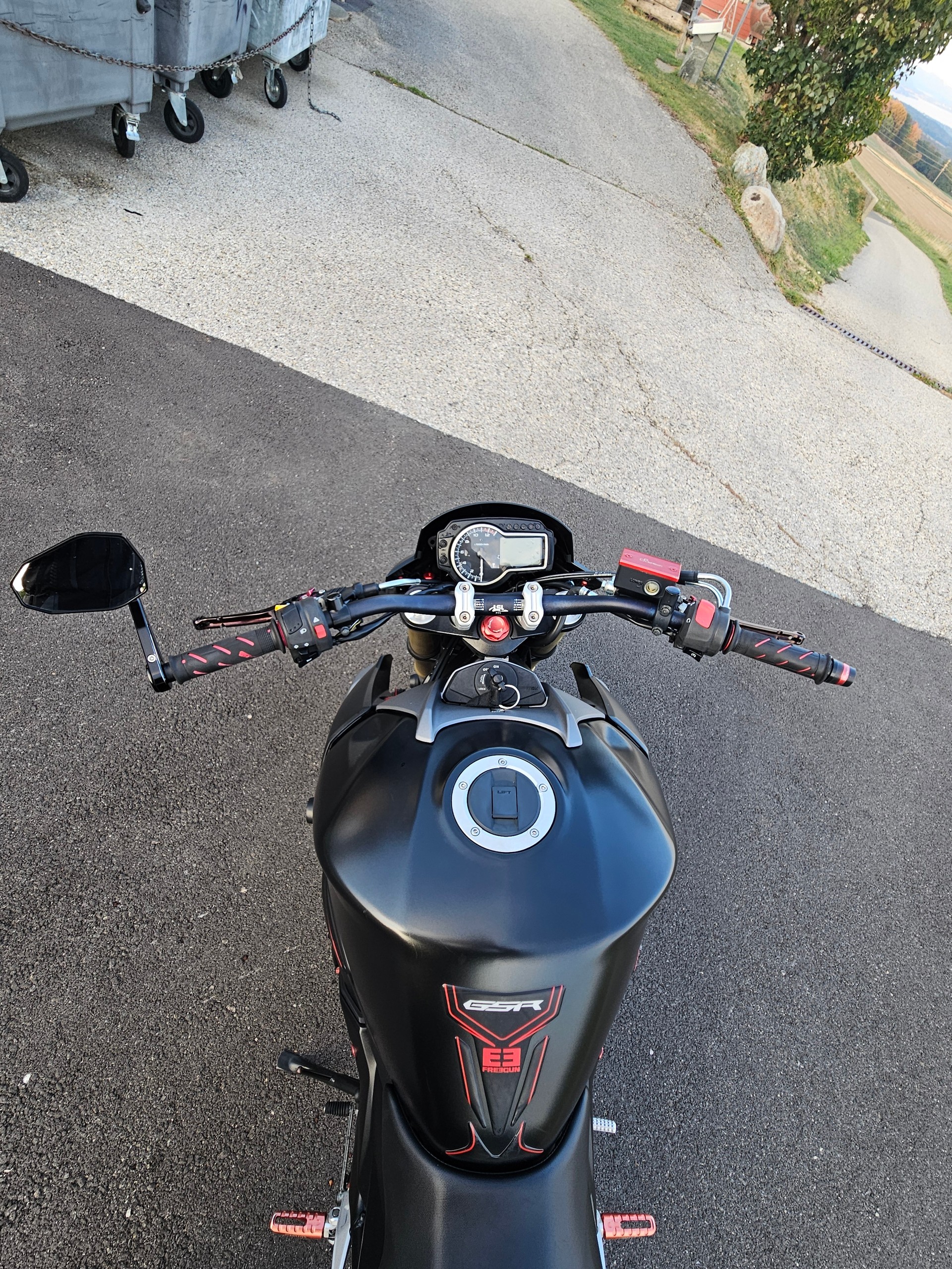 SUZUKI GSR 750 ABS-image-6