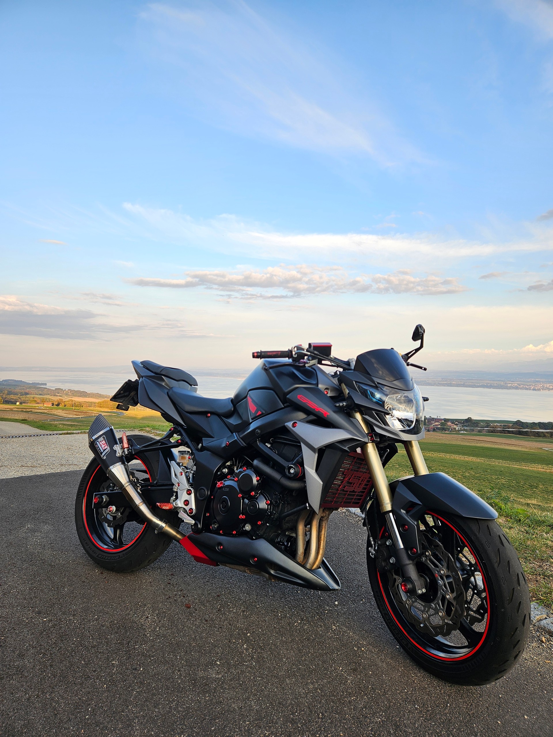SUZUKI GSR 750 ABS-image-1
