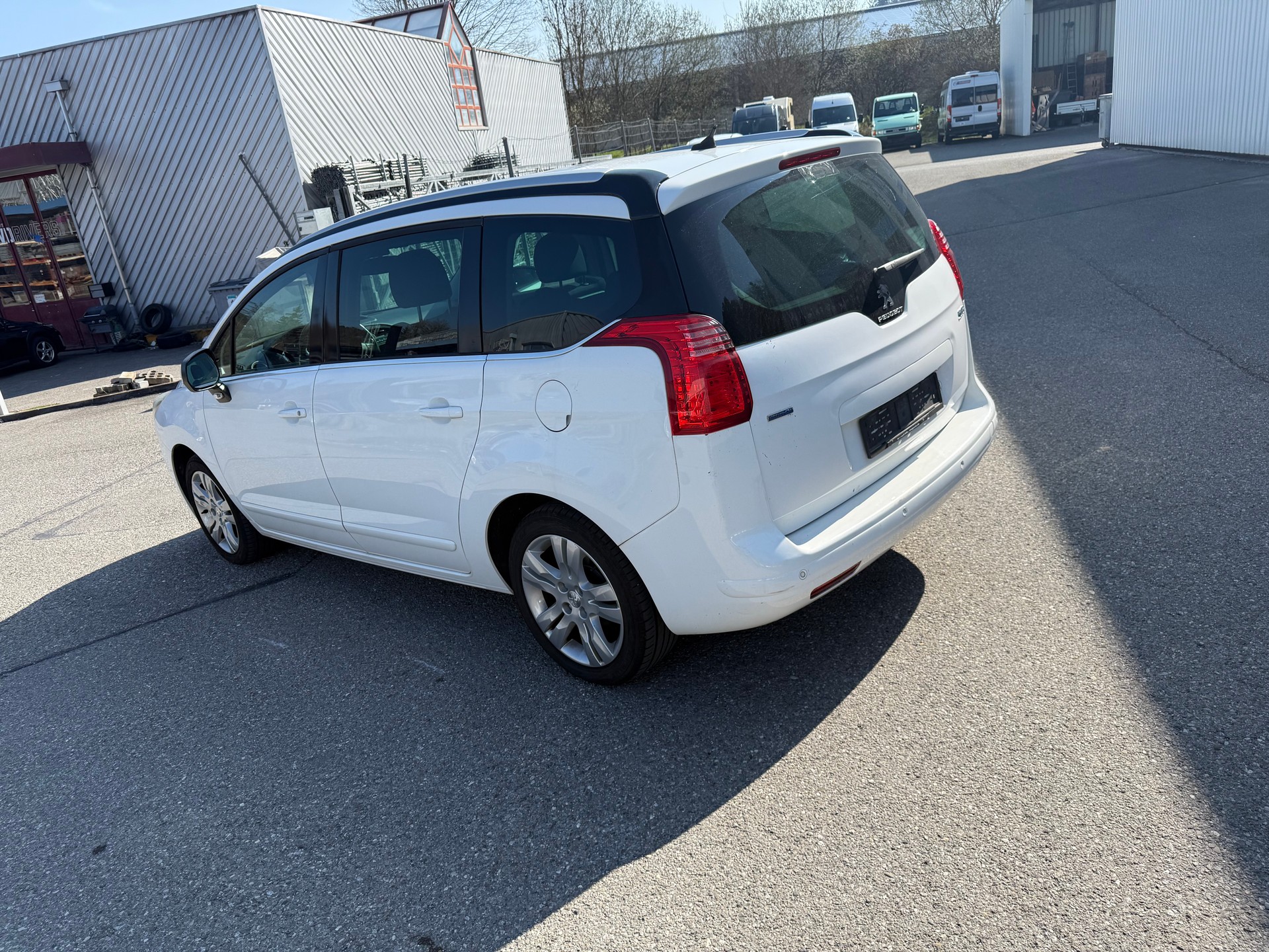PEUGEOT 5008 2.0 BlueHDI Sensation-image-5